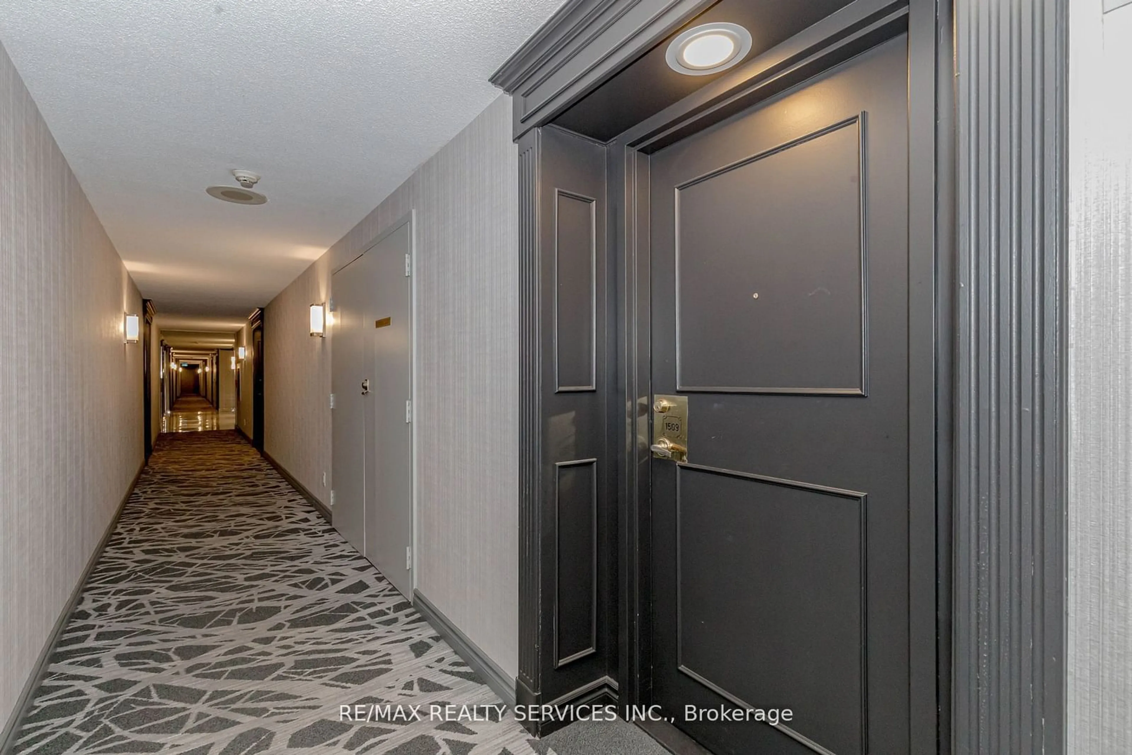 Indoor foyer for 115 Hillcrest Ave #1509, Mississauga Ontario L5B 3Y9