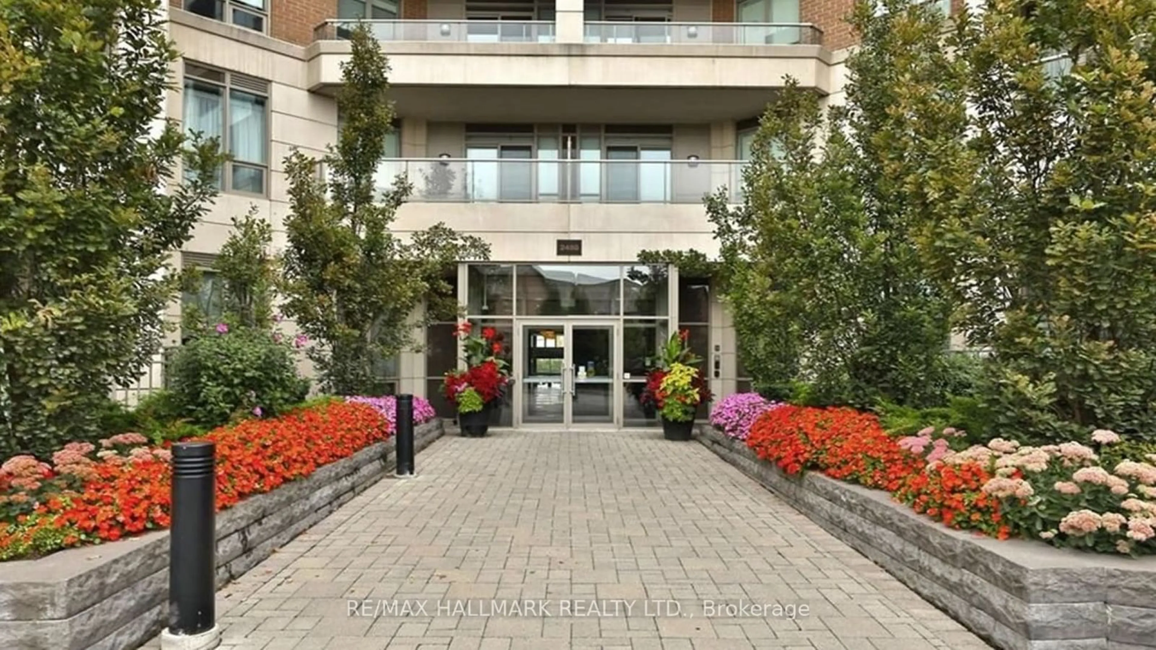 Indoor foyer for 2480 Prince Michael Dr #718, Oakville Ontario L6H 0H1