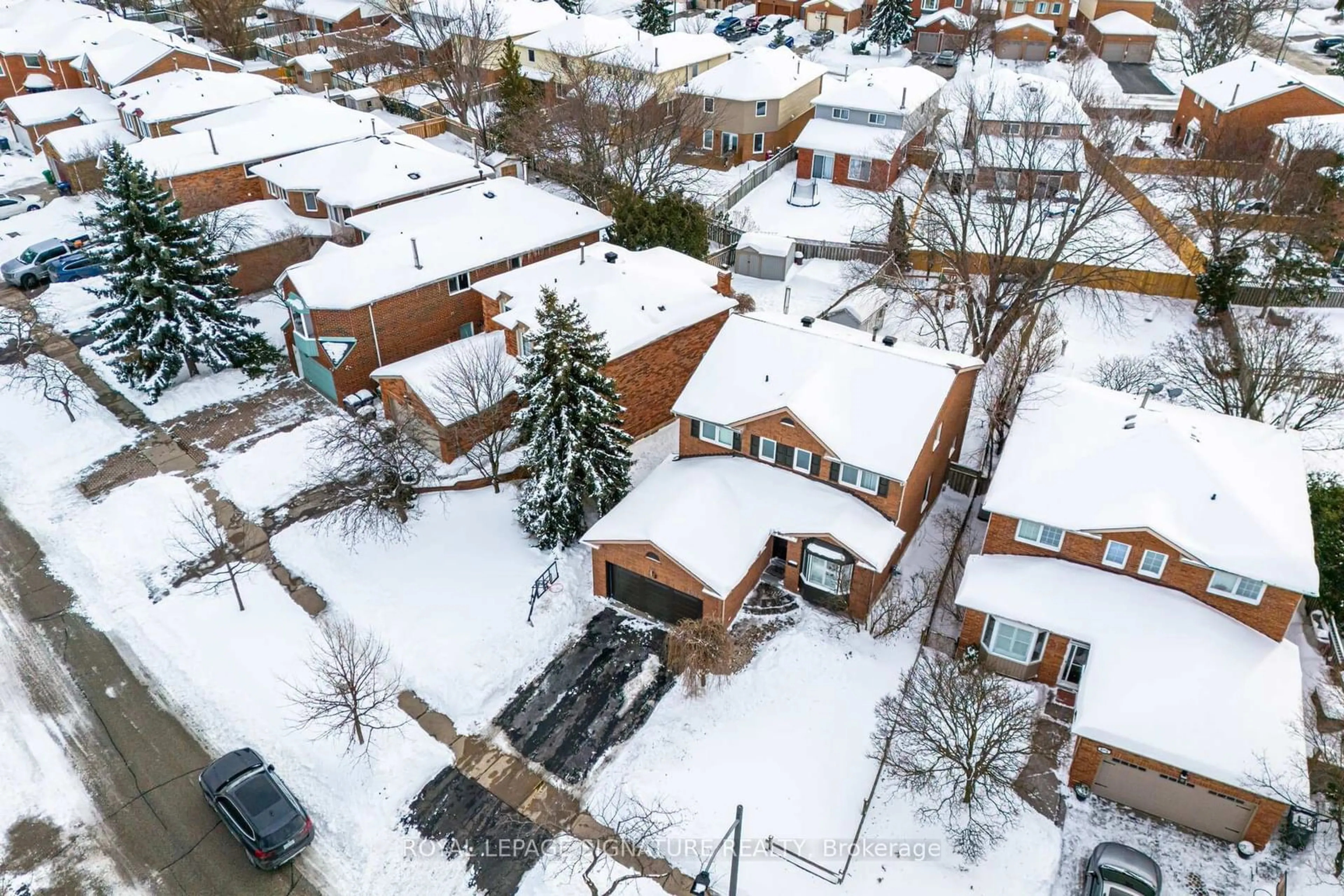 A pic from outside/outdoor area/front of a property/back of a property/a pic from drone, street for 4070 Renfrew Cres, Mississauga Ontario L5L 4J8