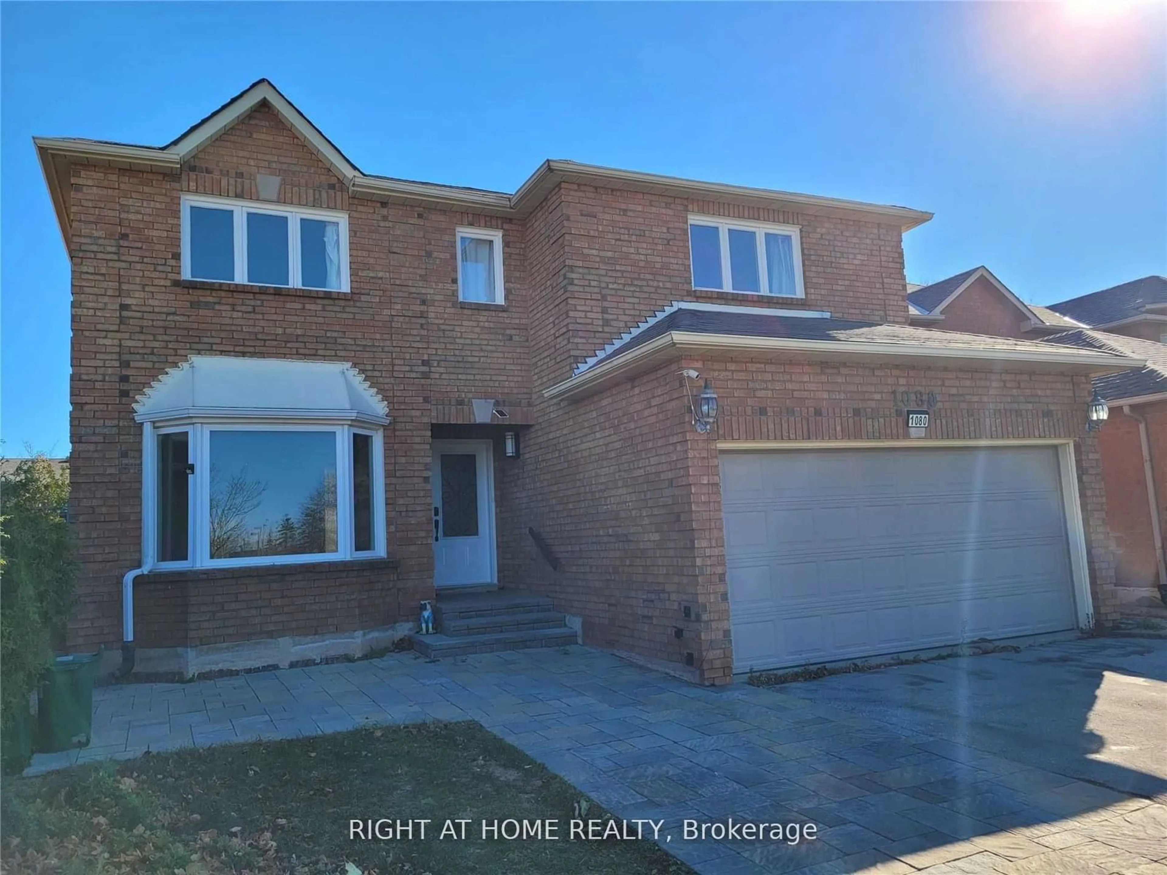 A pic from outside/outdoor area/front of a property/back of a property/a pic from drone, street for 1080 Glenashton Dr, Oakville Ontario L6H 4B9