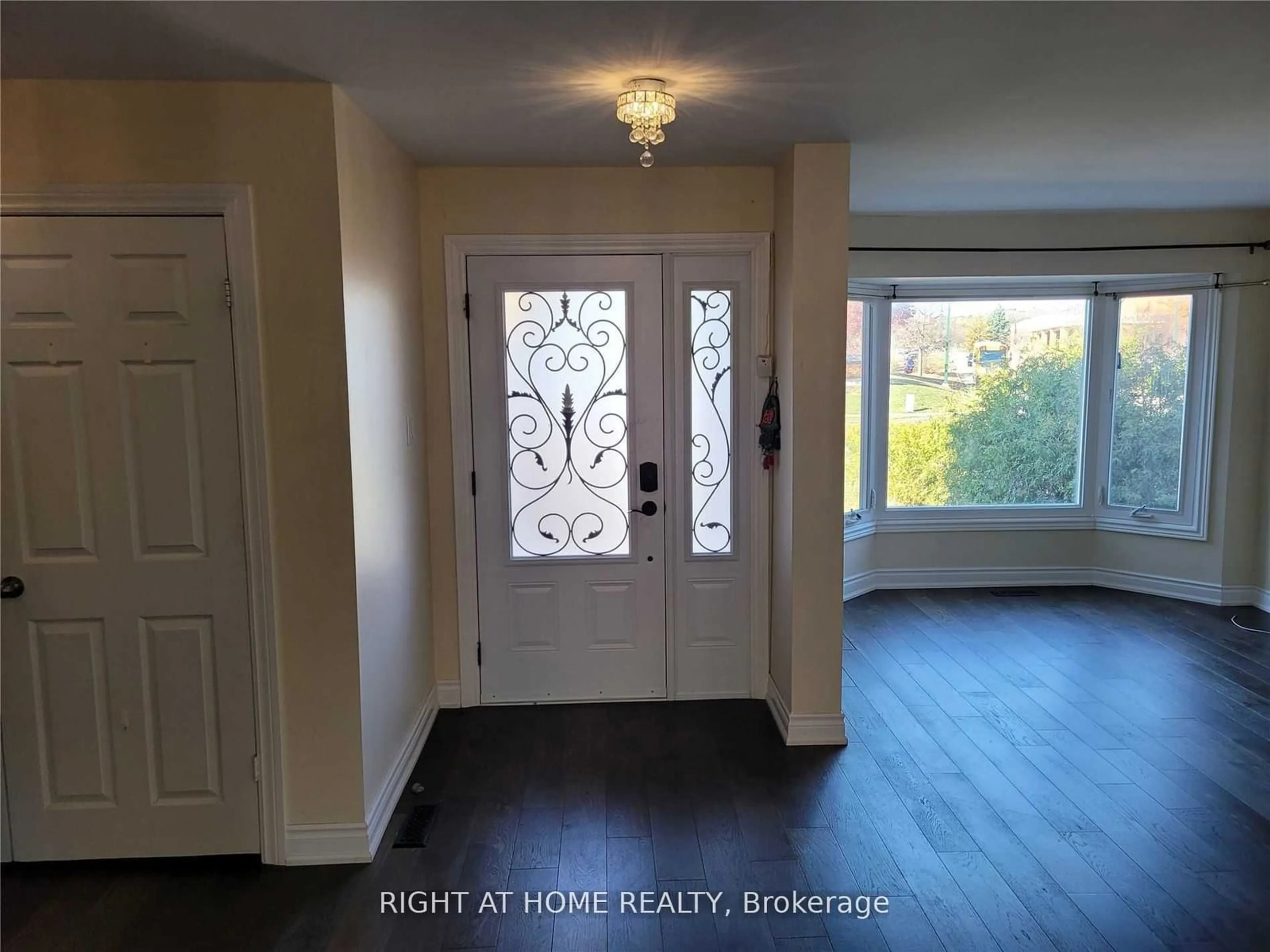 Indoor entryway for 1080 Glenashton Dr, Oakville Ontario L6H 4B9