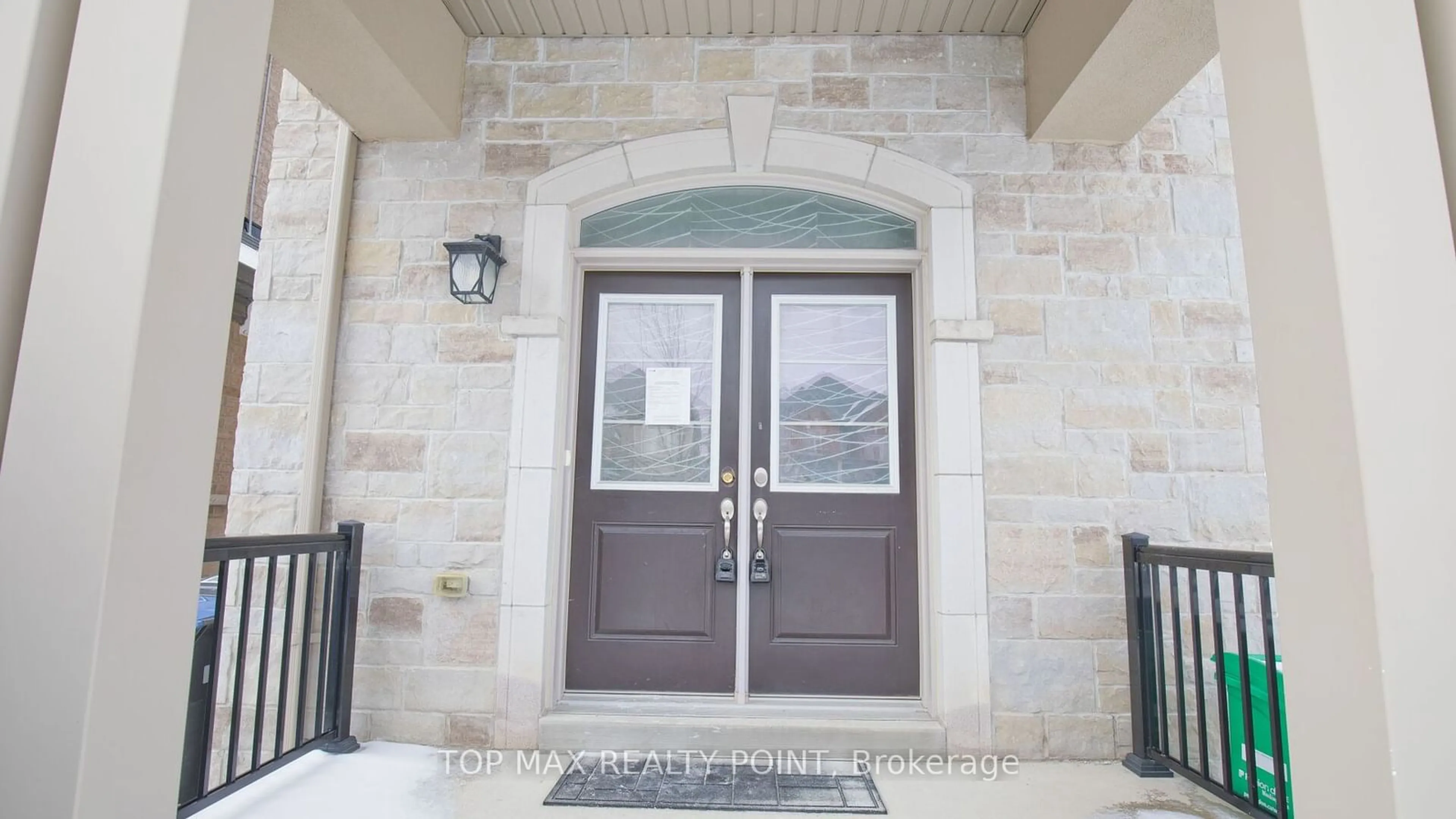 Indoor entryway for 40 John Carroll Dr, Brampton Ontario L6P 4J8