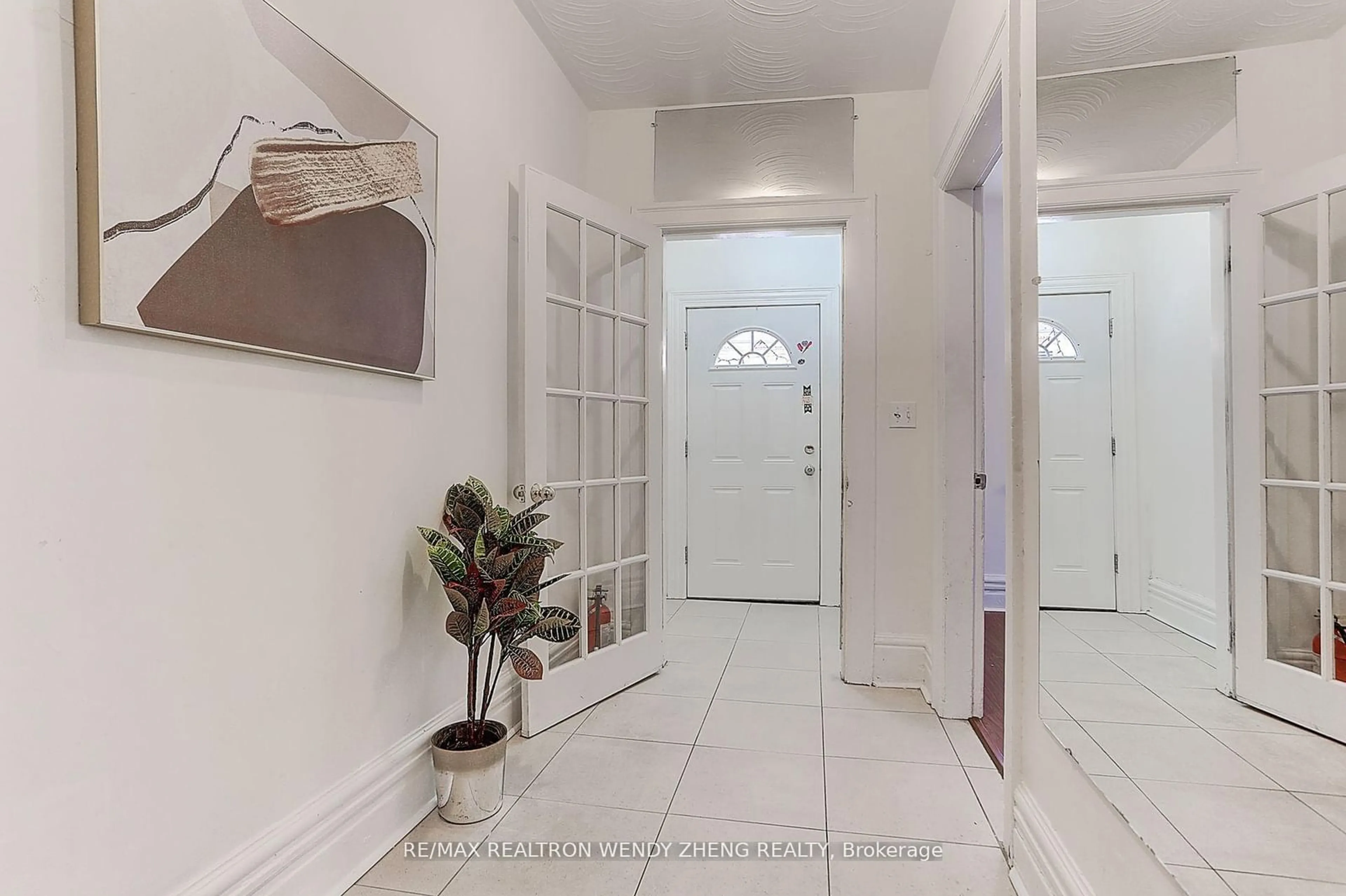 Indoor entryway for 2179 Dundas St, Toronto Ontario M6R 1X5