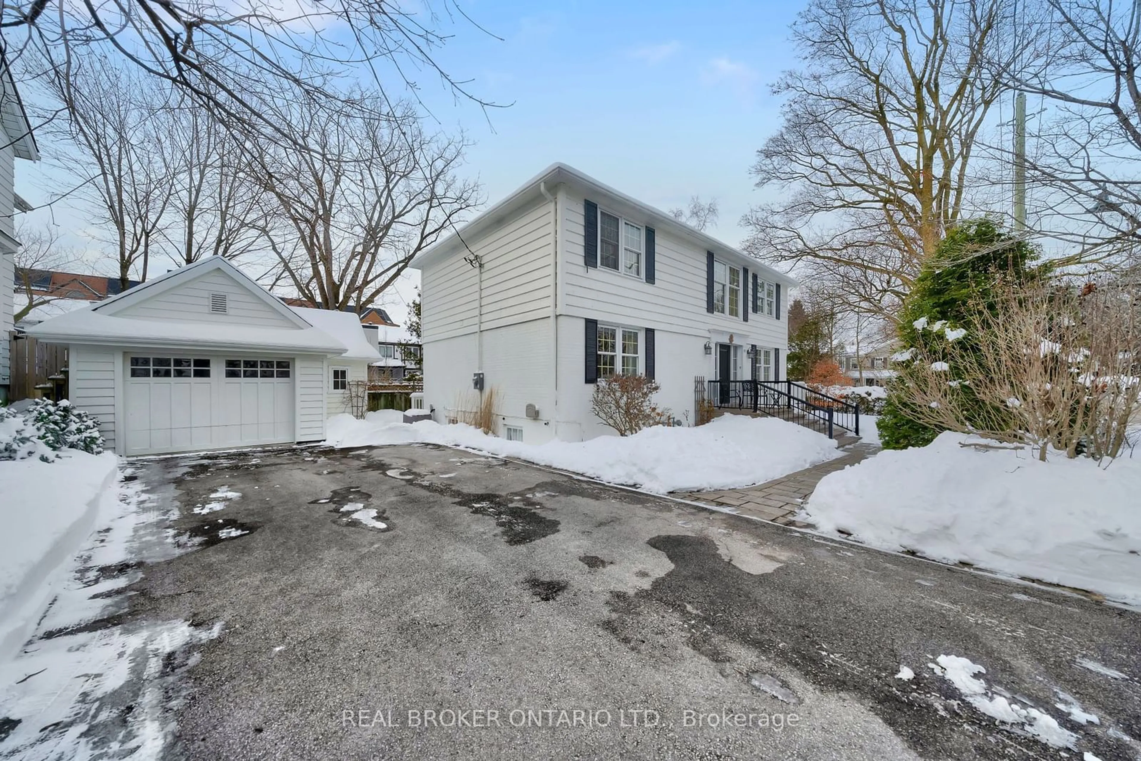 A pic from outside/outdoor area/front of a property/back of a property/a pic from drone, street for 195 William St, Oakville Ontario L6J 1C8