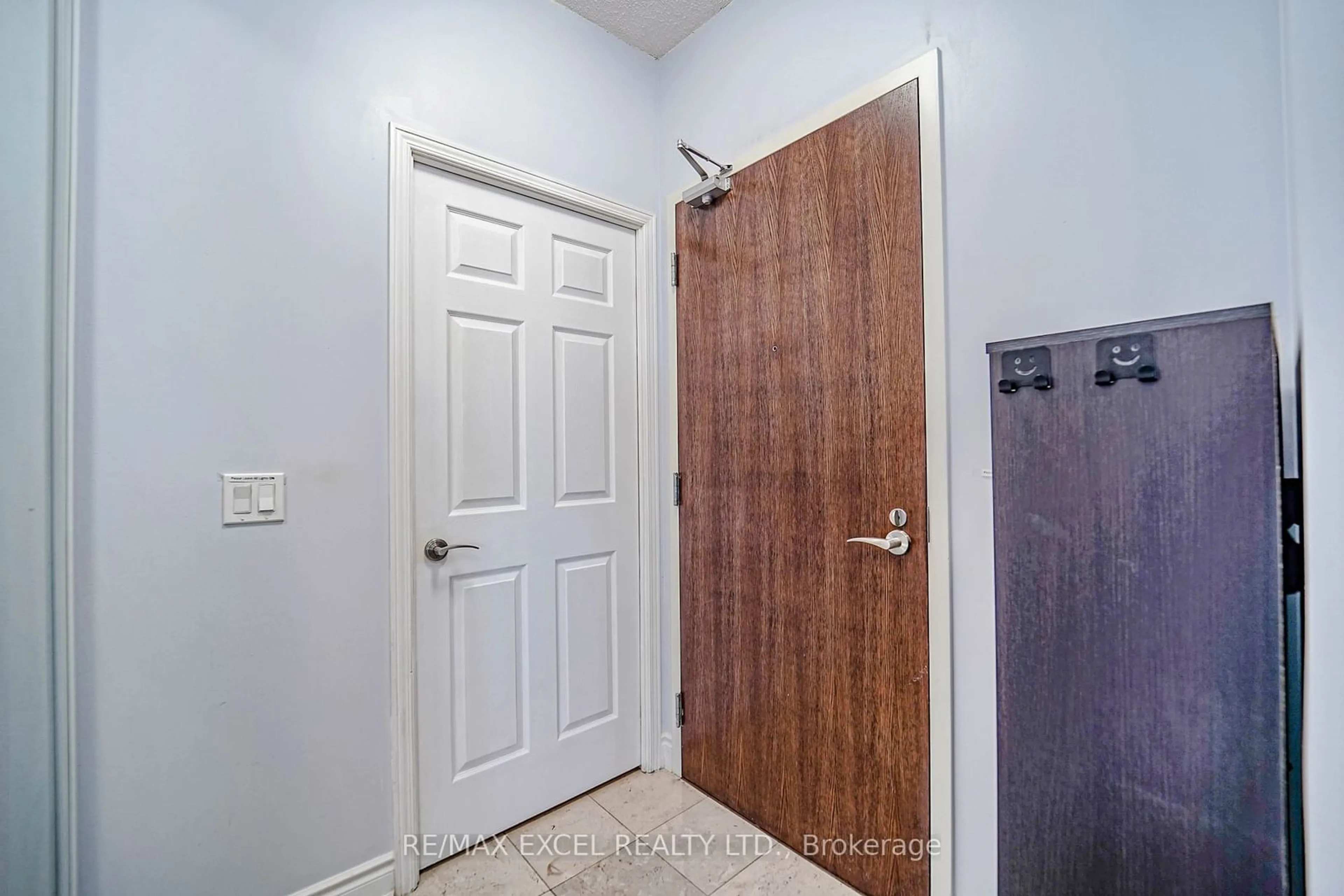 Indoor entryway for 339 Rathburn Rd #1905, Mississauga Ontario L5B 0C8