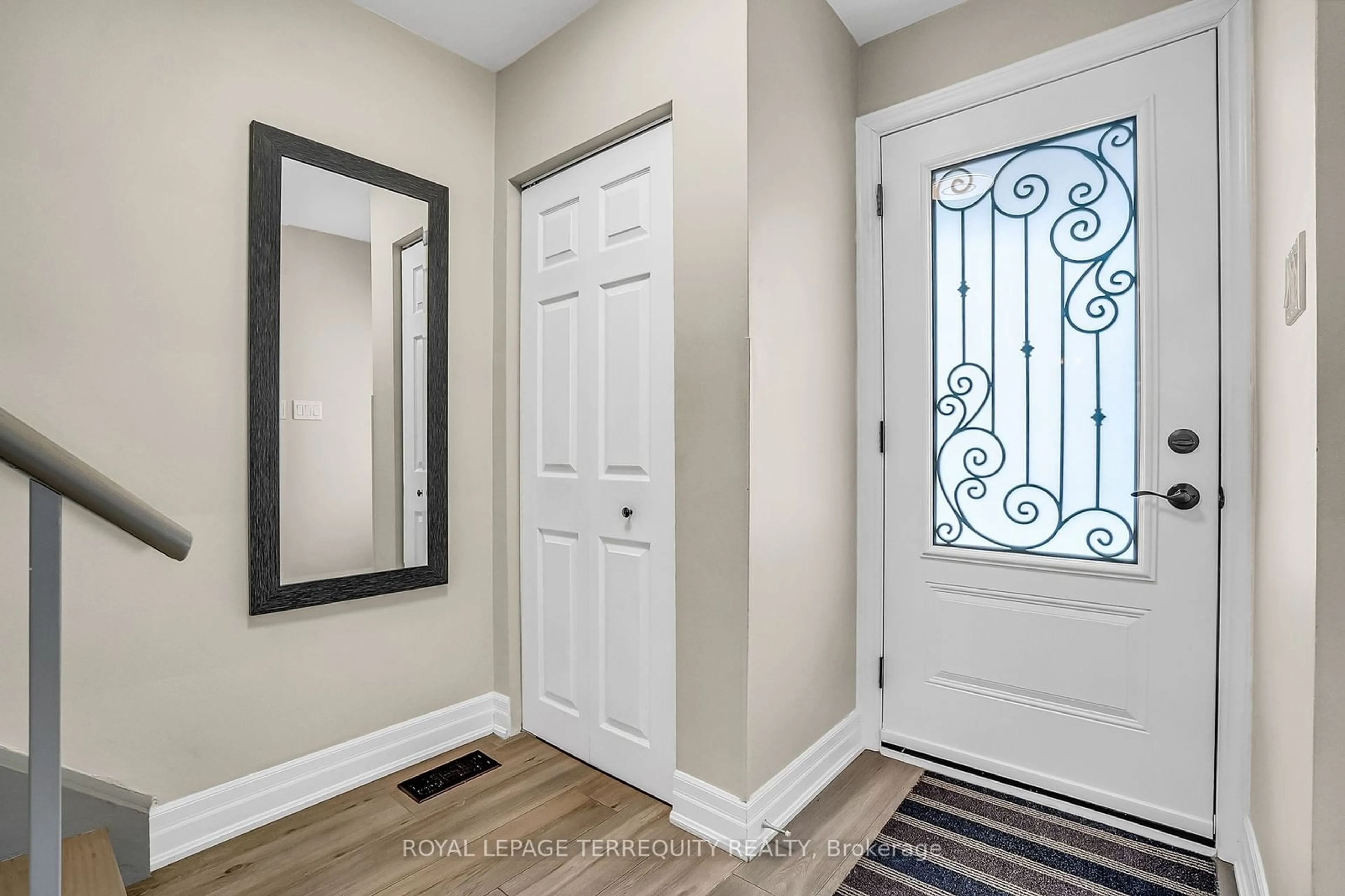 Indoor entryway for 98 Elnathan Cres, Toronto Ontario M9L 2G1