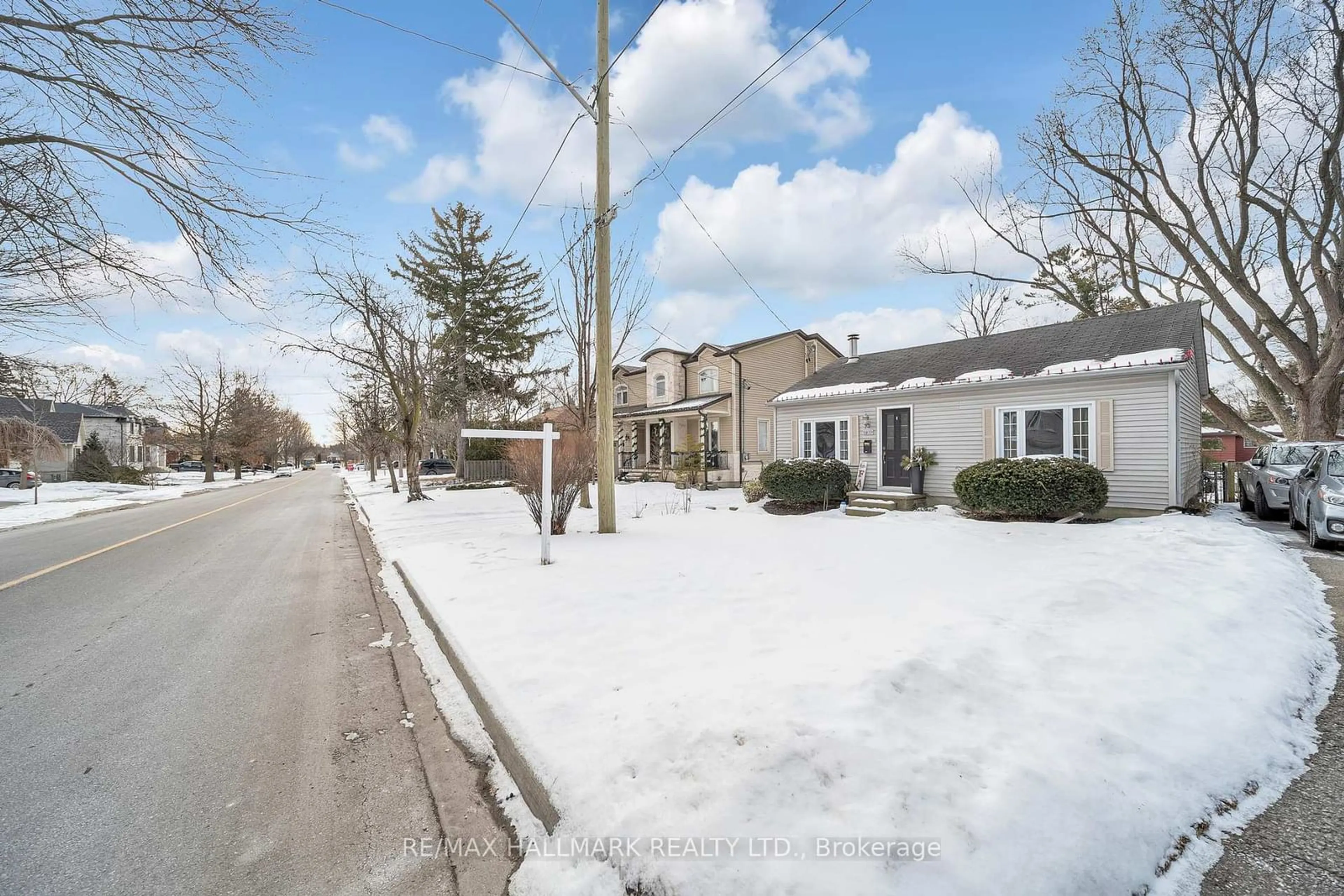 A pic from outside/outdoor area/front of a property/back of a property/a pic from drone, street for 1400 Kenmuir Ave, Mississauga Ontario L5G 4B4