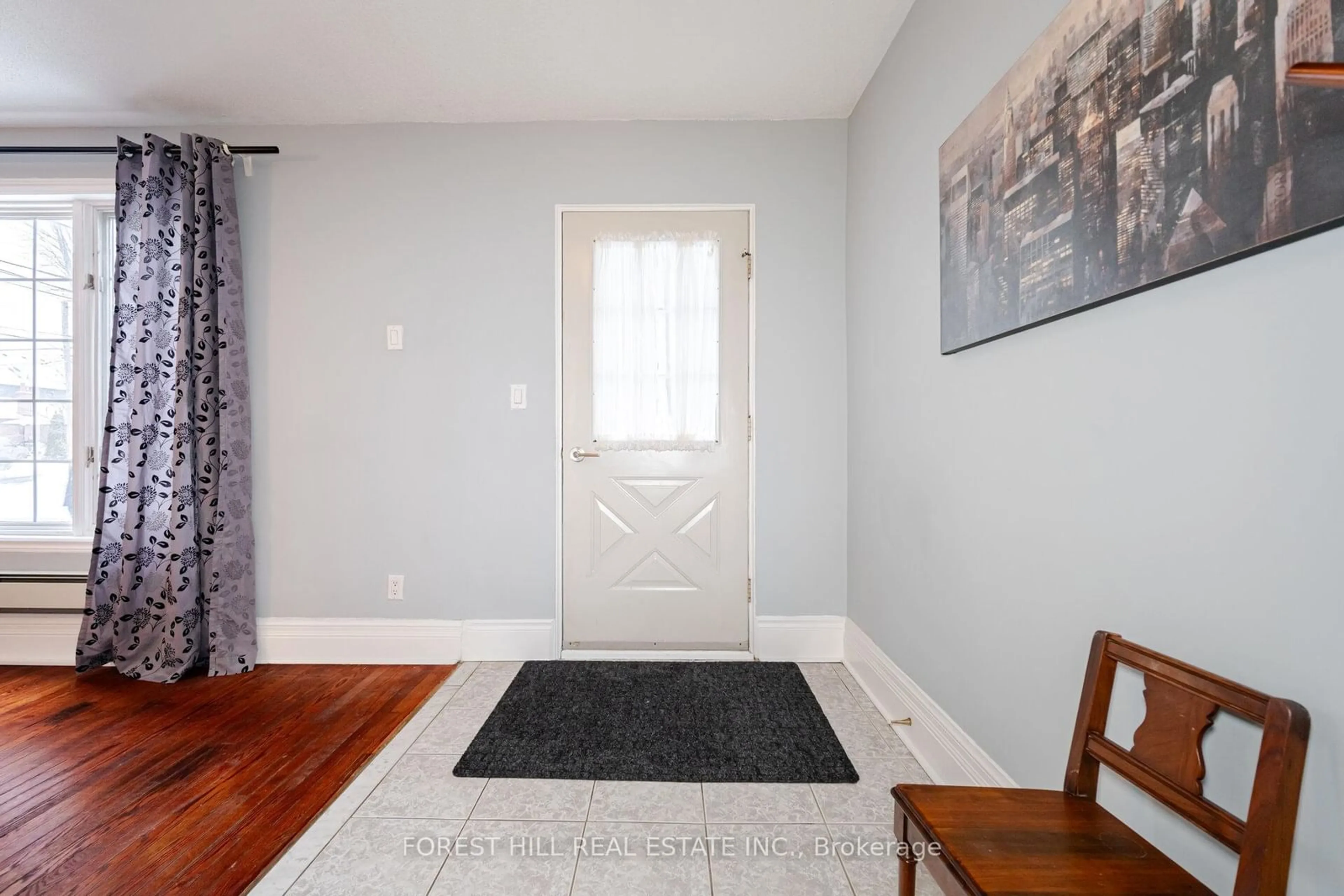 Indoor entryway for 1162 Northmount Ave, Mississauga Ontario L5E 1X9