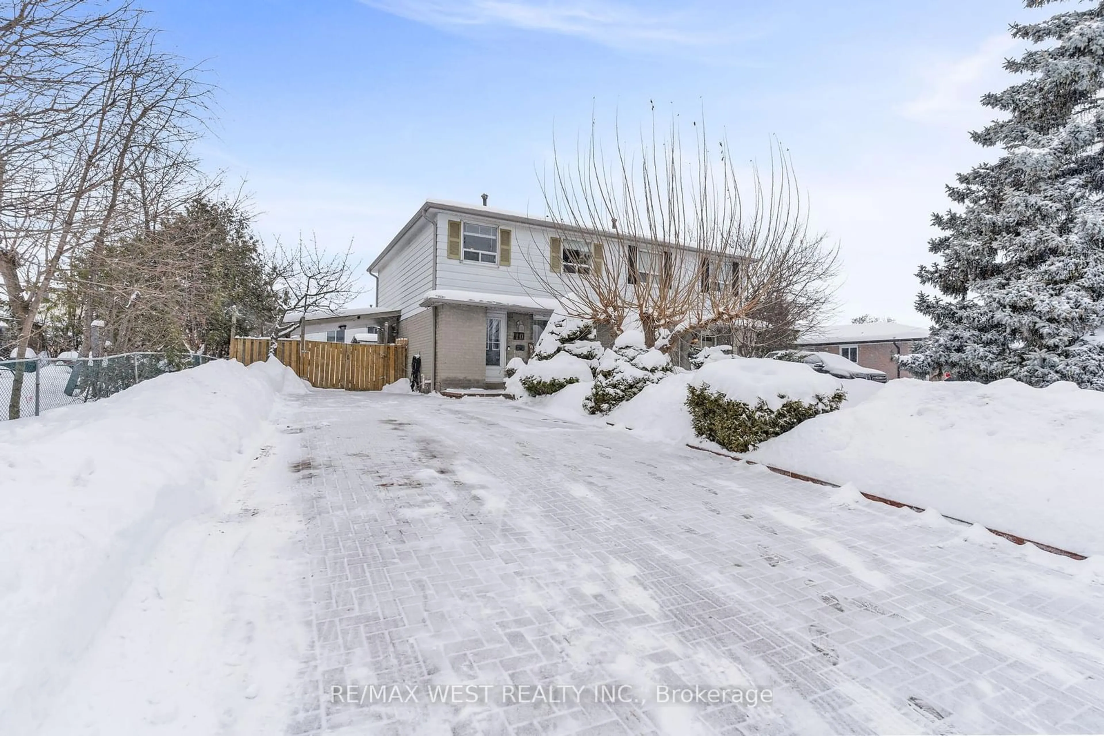 A pic from outside/outdoor area/front of a property/back of a property/a pic from drone, street for 10 Greenwood Cres, Brampton Ontario L6S 1T3