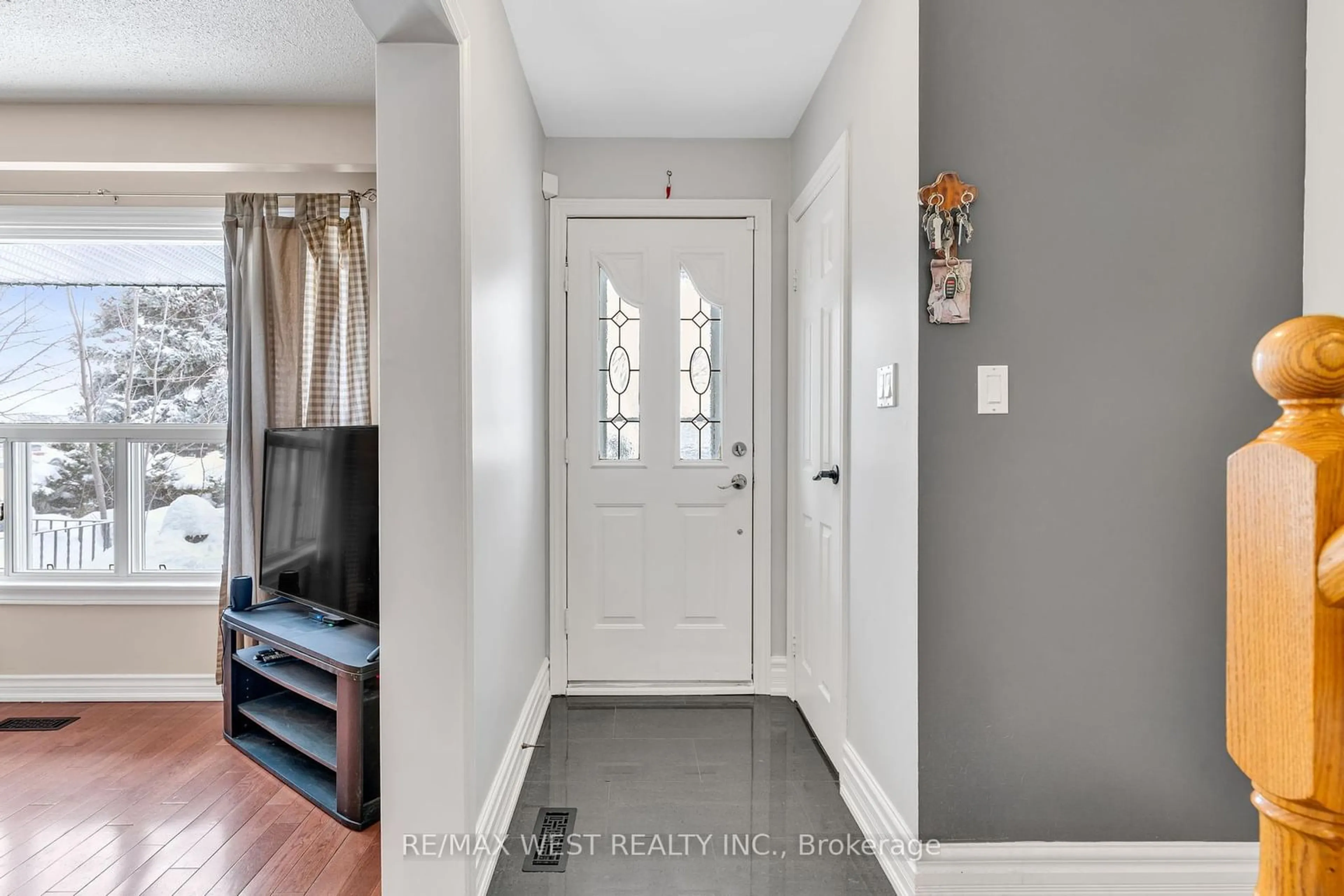 Indoor entryway for 10 Greenwood Cres, Brampton Ontario L6S 1T3