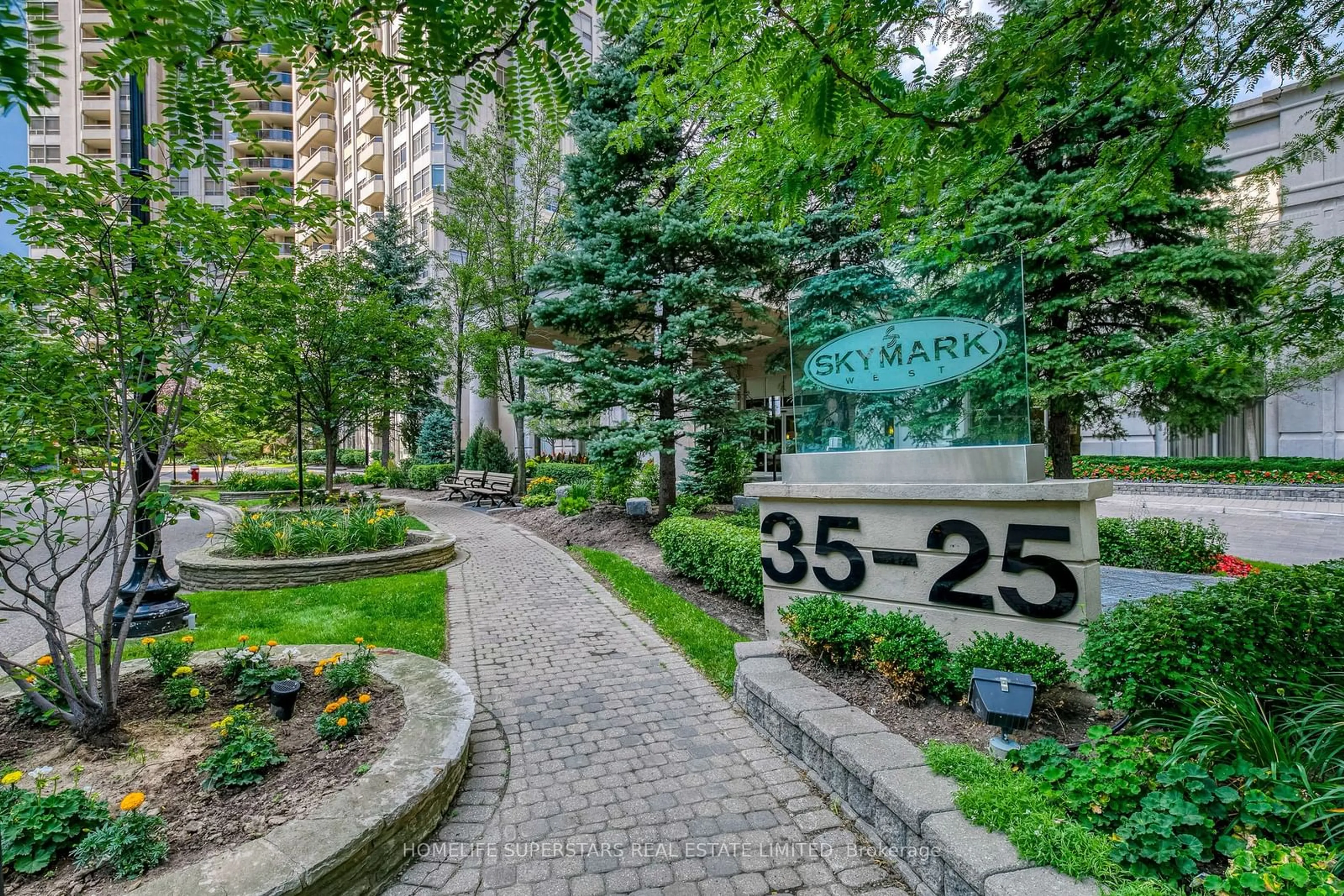 Patio, street for 25 Kingsbridge Garden Circ #2810, Mississauga Ontario L5R 4B1