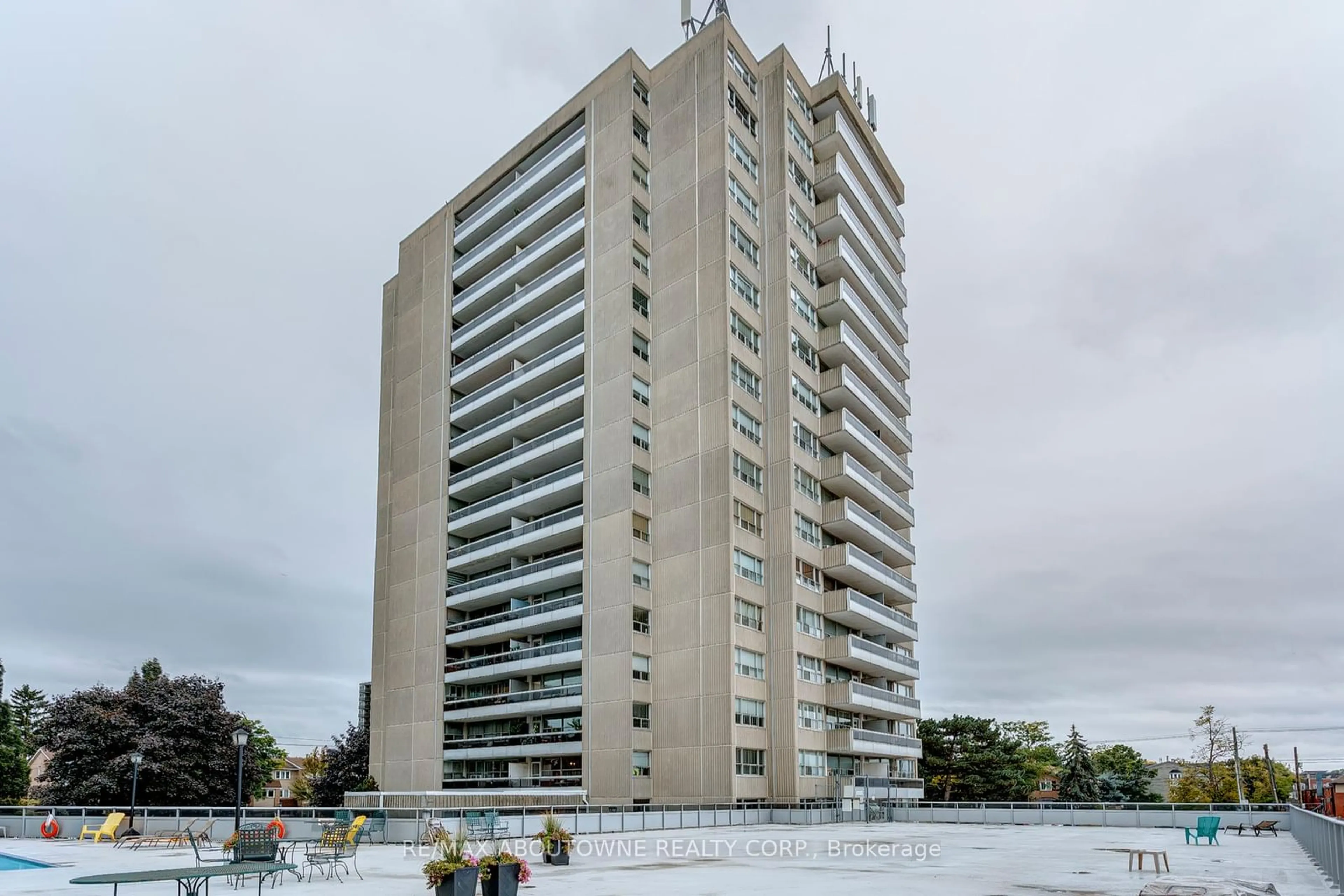 A pic from outside/outdoor area/front of a property/back of a property/a pic from drone, building for 2263 Marine Dr #1006, Oakville Ontario L6L 5K1