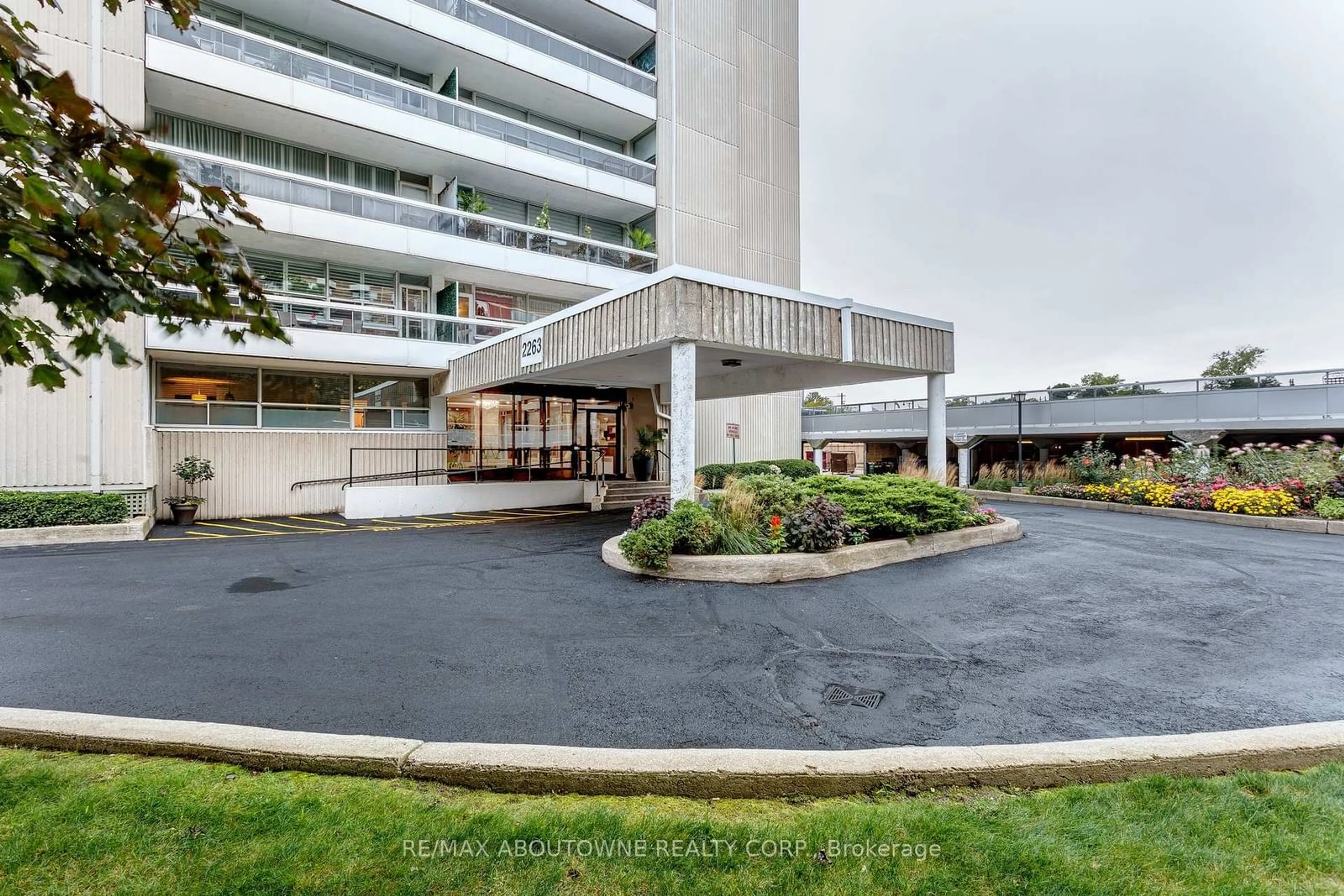 Indoor foyer for 2263 Marine Dr #1006, Oakville Ontario L6L 5K1