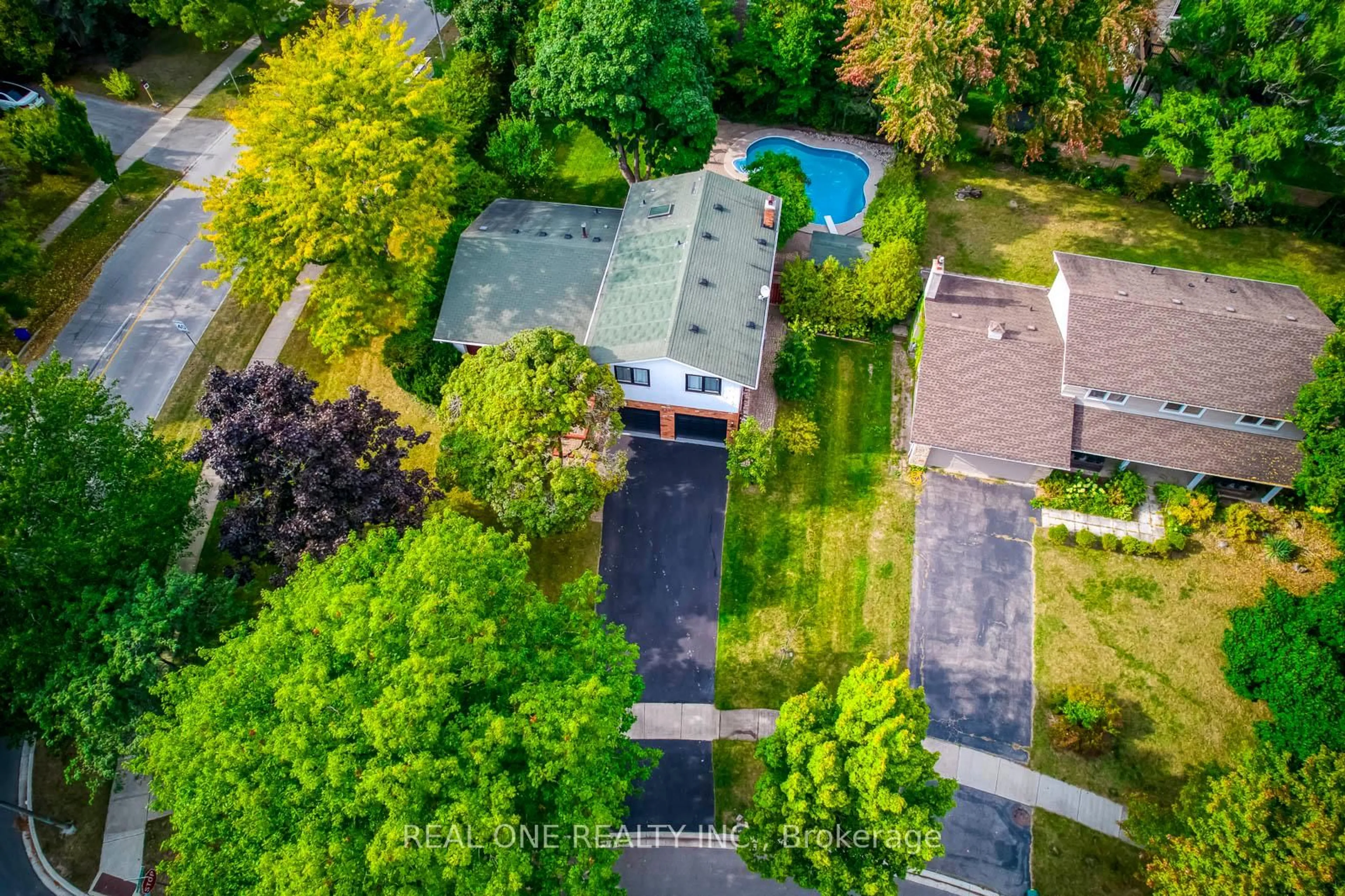 A pic from outside/outdoor area/front of a property/back of a property/a pic from drone, street for 2201 All Saints Cres, Oakville Ontario L6J 5N1