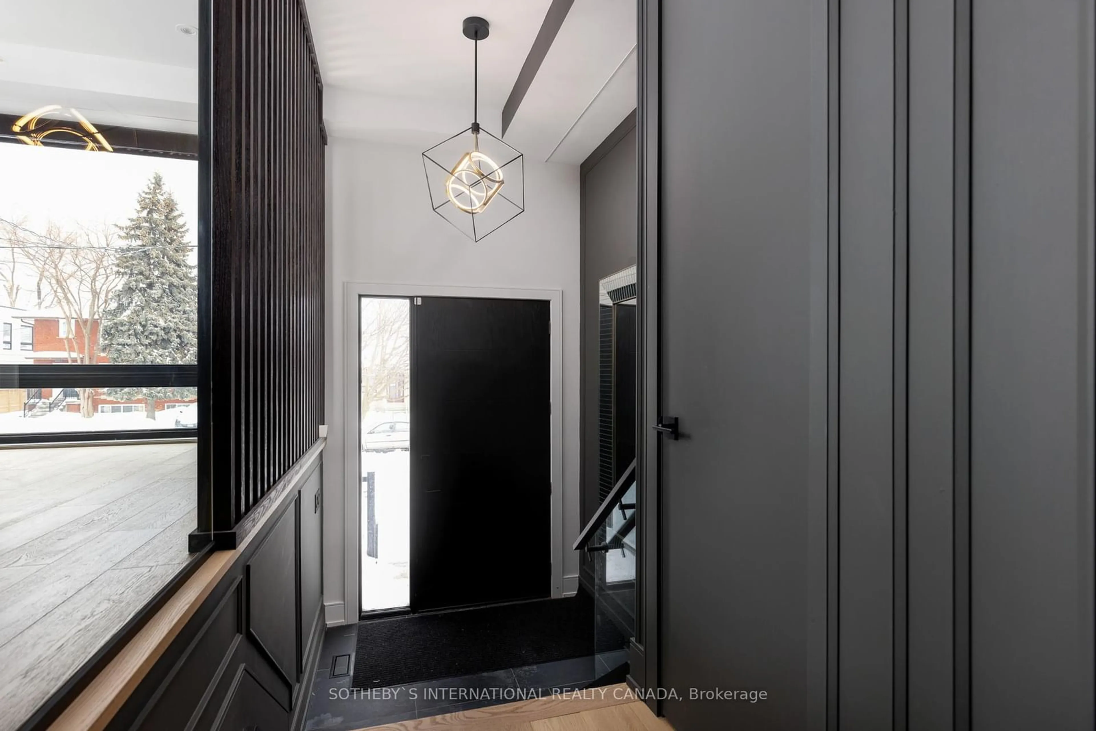 Indoor entryway for 152 Sheldon Ave, Toronto Ontario M8W 4L5