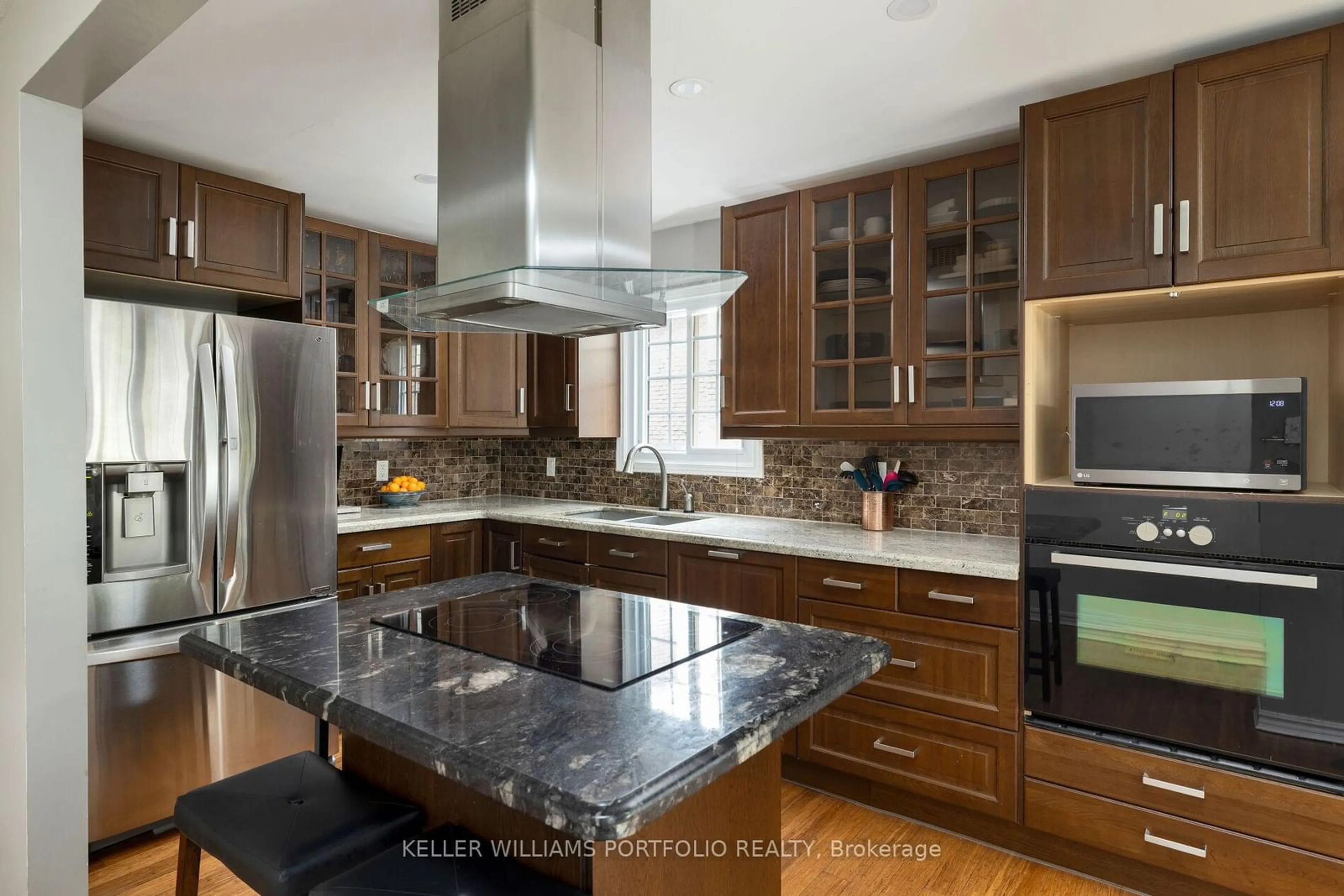 Contemporary kitchen, unknown for 3054 Plum Tree Cres, Mississauga Ontario L5N 4W6