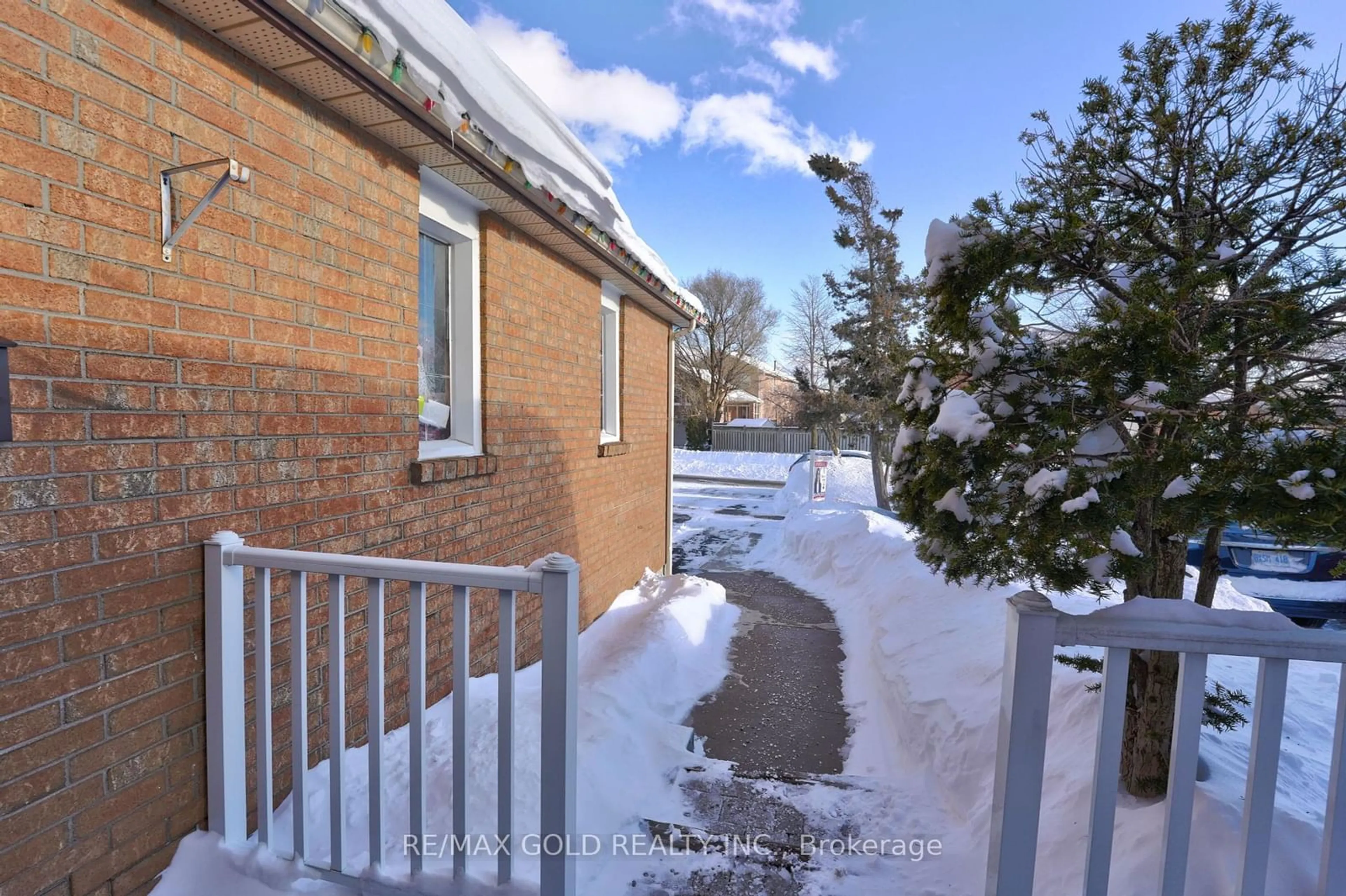 A pic from outside/outdoor area/front of a property/back of a property/a pic from drone, street for 42 Blackmere Circ, Brampton Ontario L6W 4B5