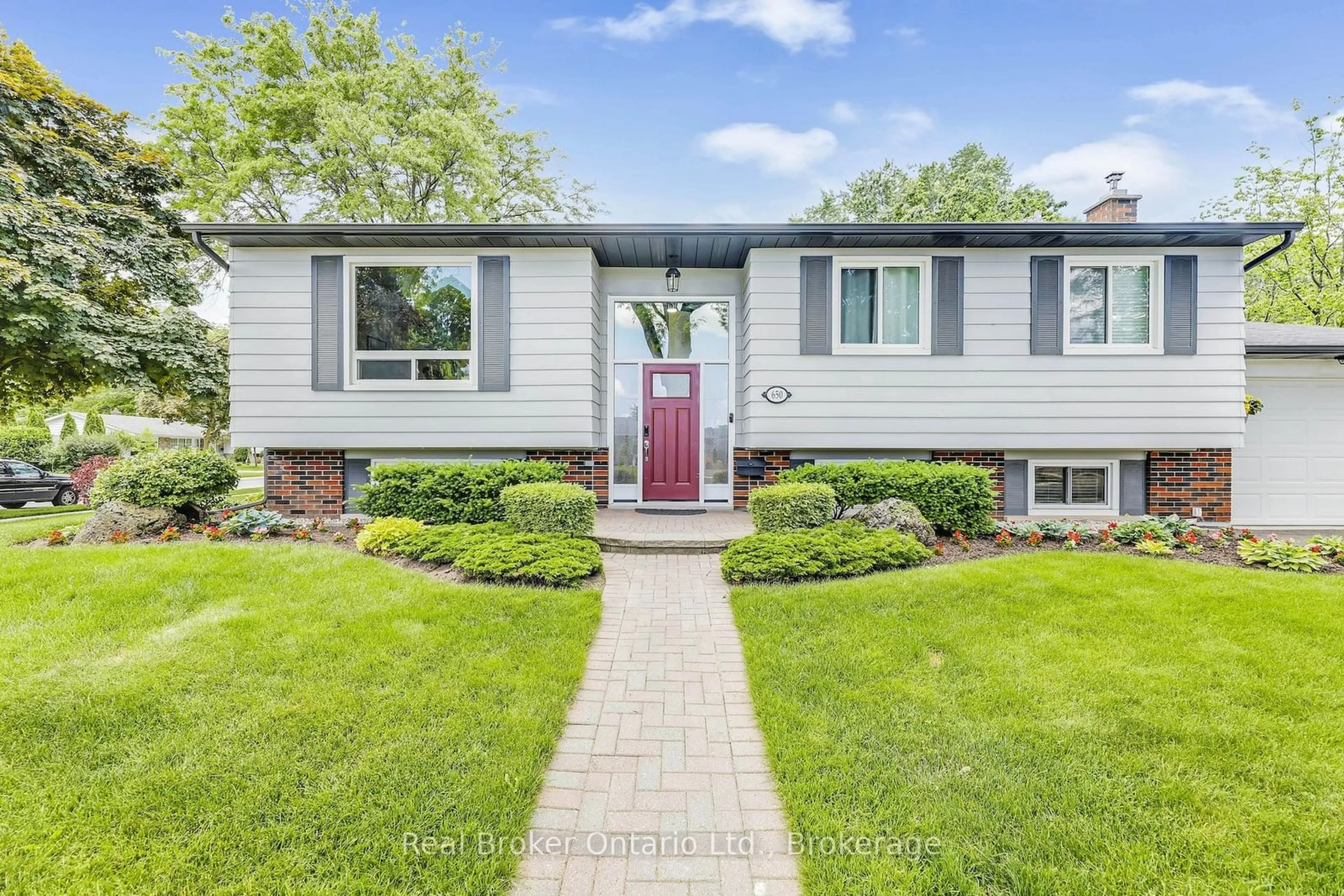 Home with vinyl exterior material, street for 650 Jennifer Cres, Burlington Ontario L7N 3B3