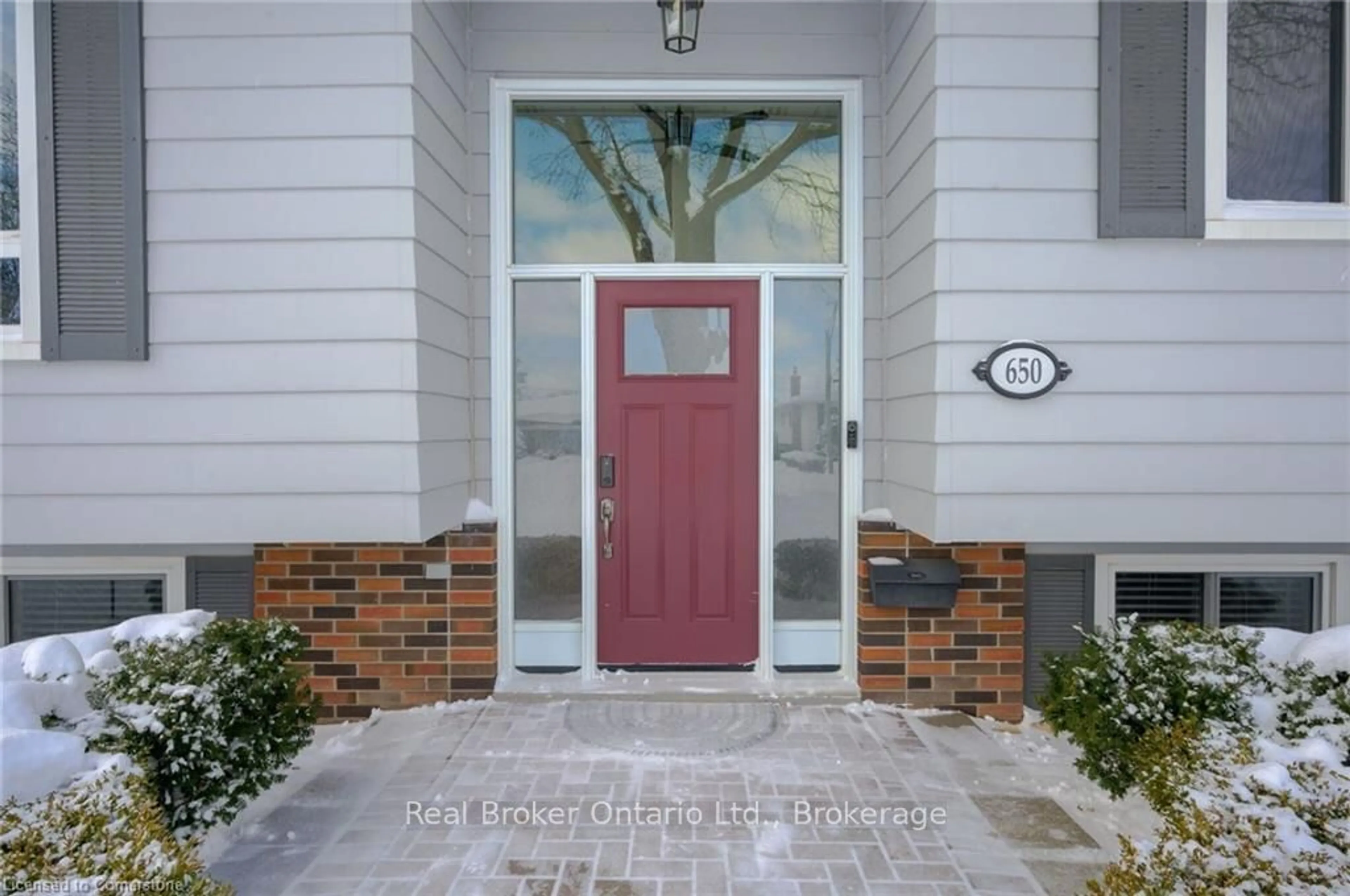 Indoor entryway for 650 Jennifer Cres, Burlington Ontario L7N 3B3