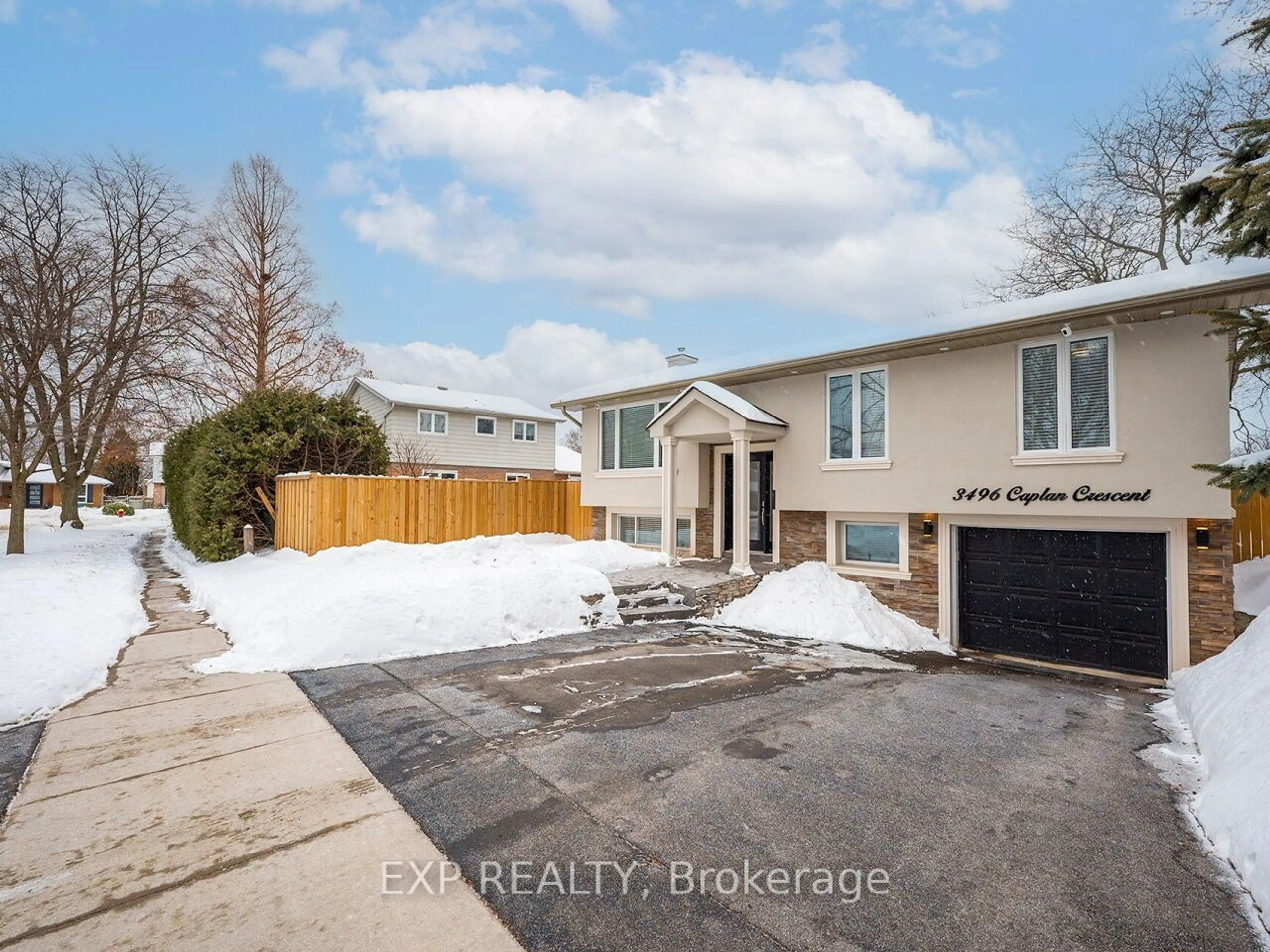 A pic from outside/outdoor area/front of a property/back of a property/a pic from drone, street for 3496 Caplan Cres, Burlington Ontario L7N 2P8