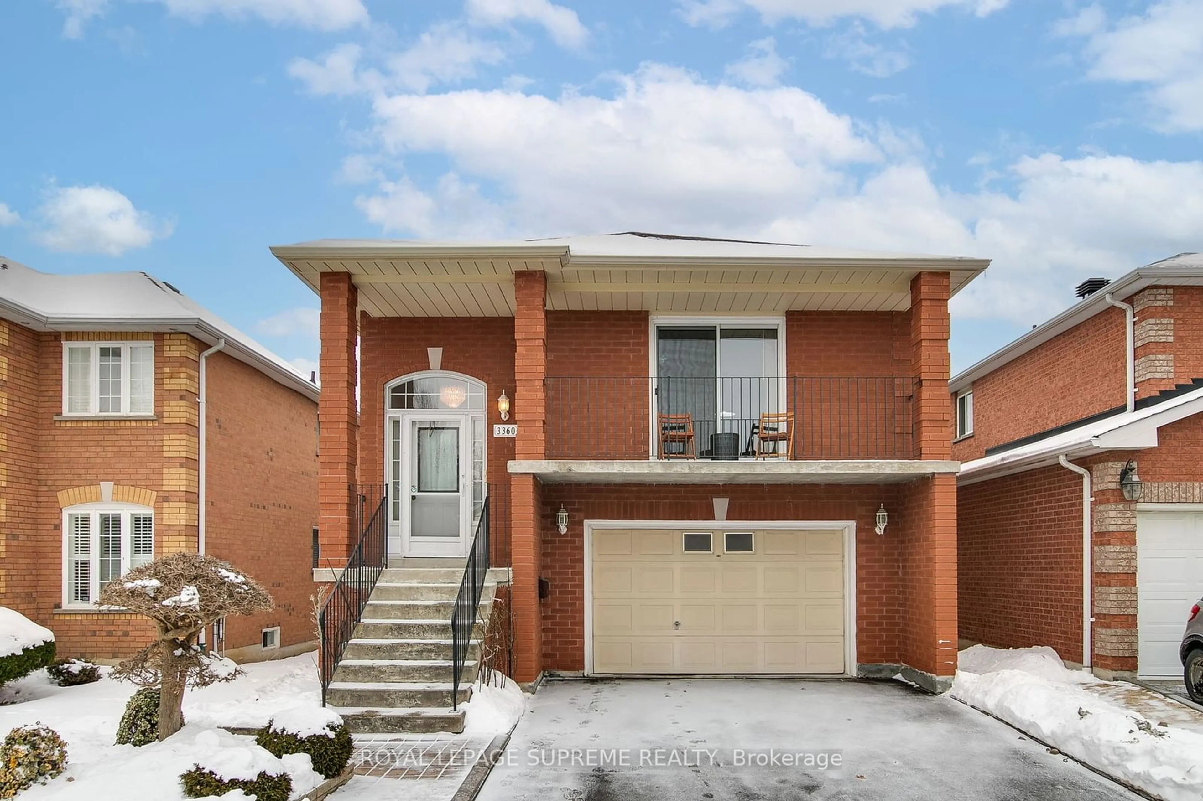 Home with brick exterior material, street for 3360 Chimo Crt, Mississauga Ontario L5B 4C4