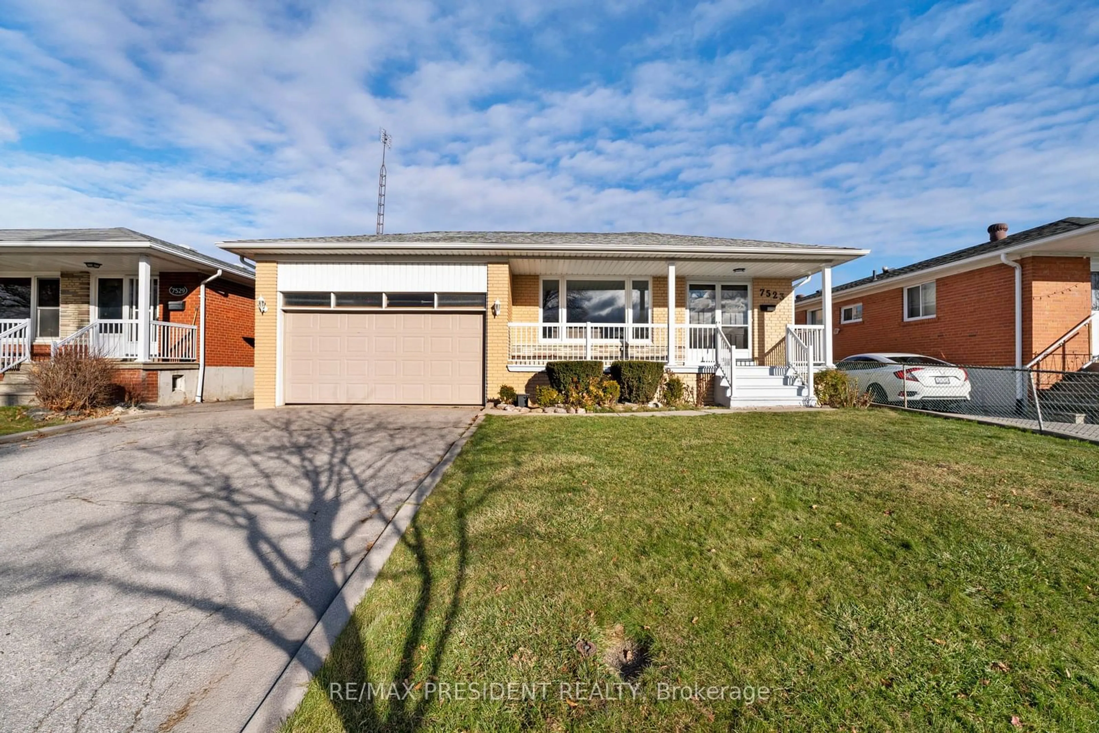 Home with vinyl exterior material, street for 7523 Wrenwood Cres, Mississauga Ontario L4T 2V8