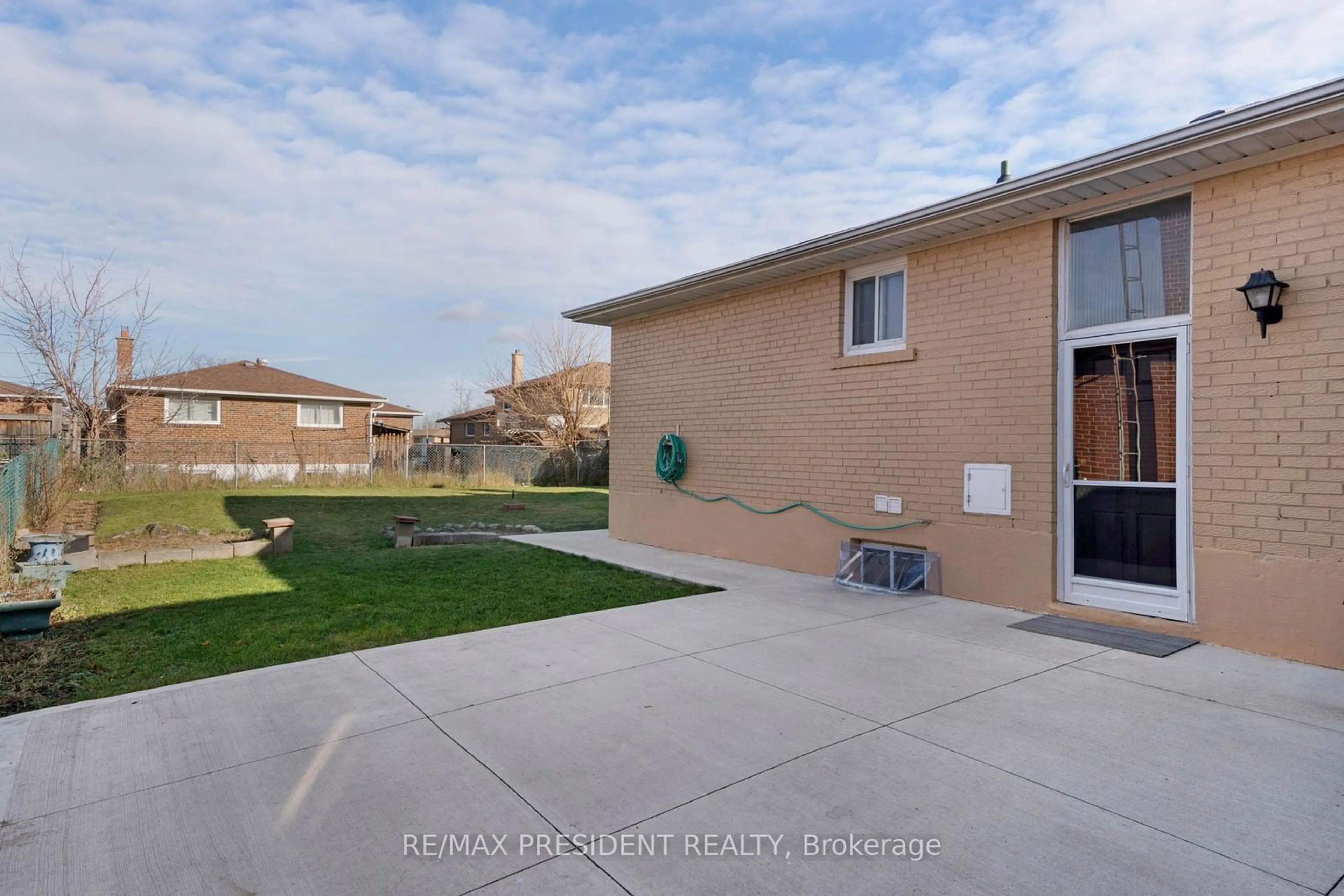 Patio, unknown for 7523 Wrenwood Cres, Mississauga Ontario L4T 2V8