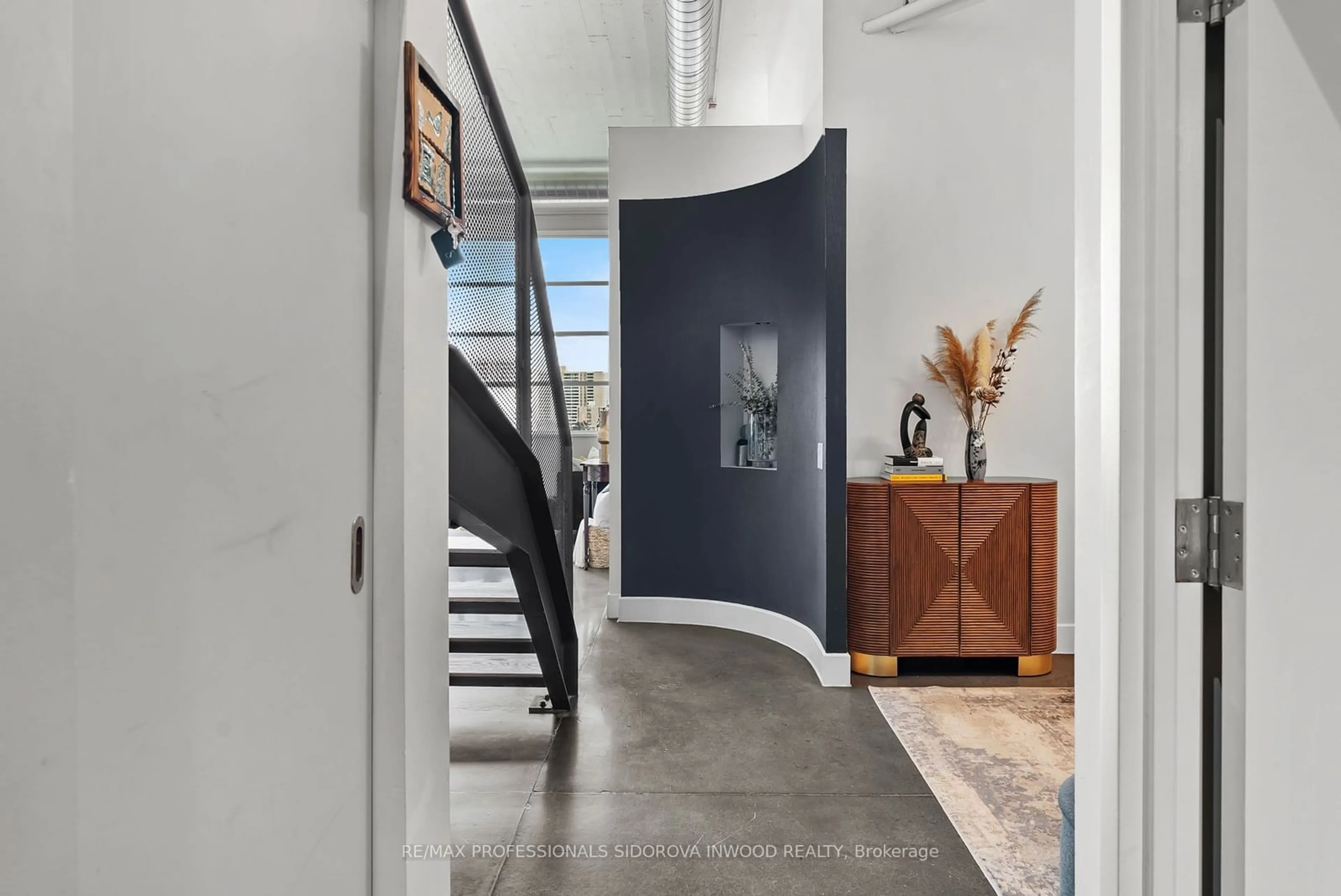 Indoor entryway for 1001 Roselawn Ave #429, Toronto Ontario M6B 4M4