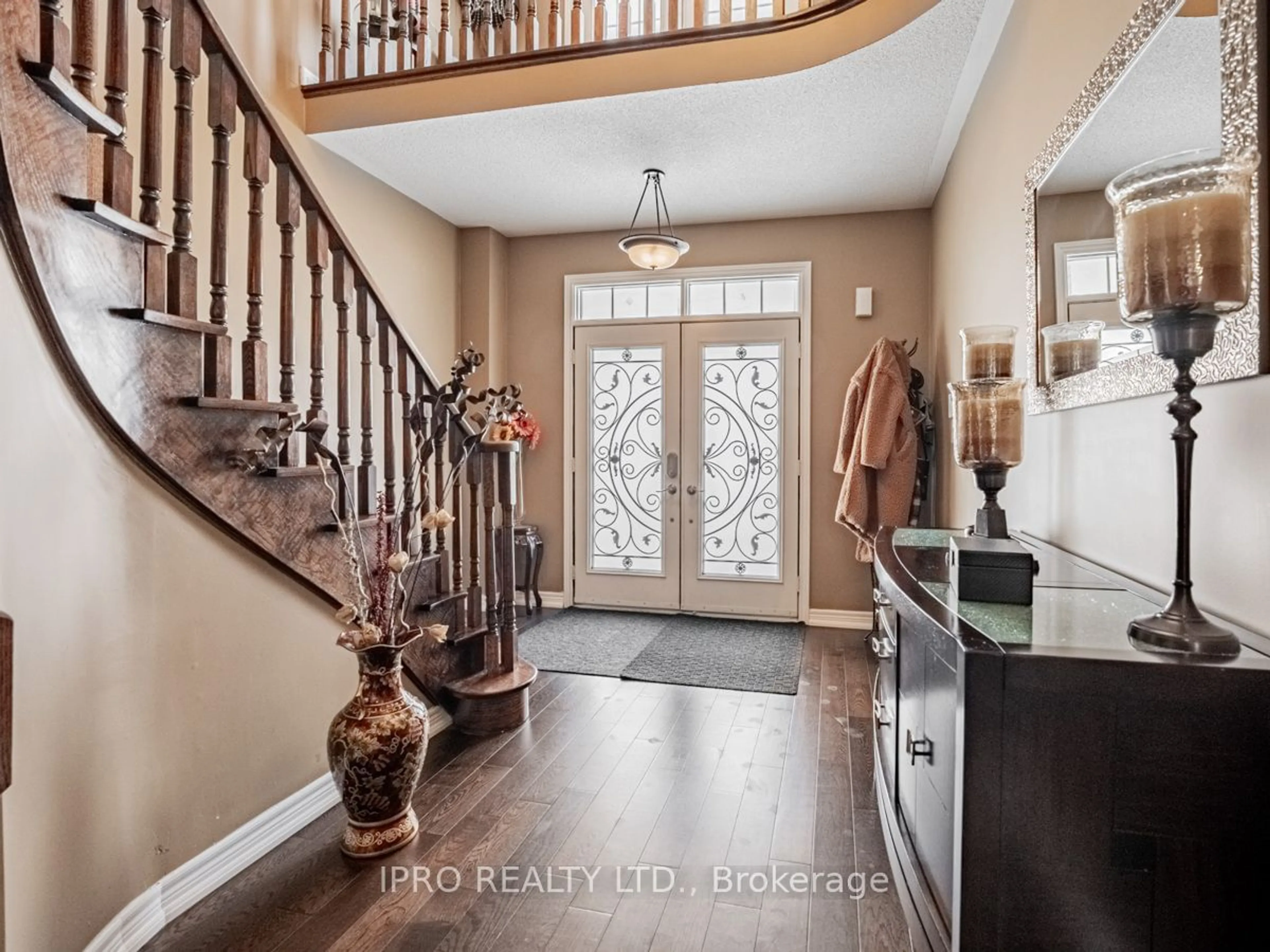 Indoor entryway for 1058 Costigan Rd, Milton Ontario L9T 6N6