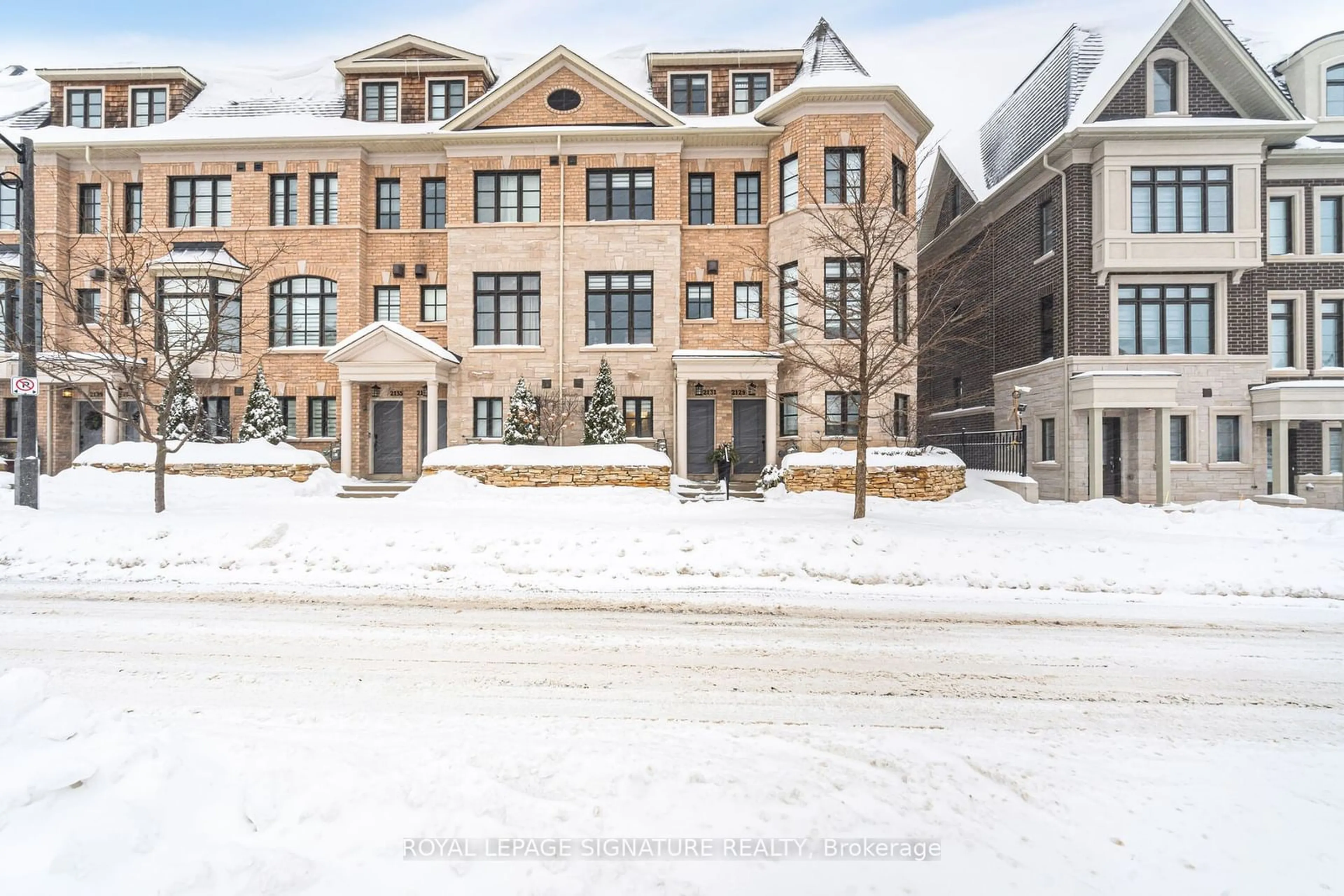 Indoor foyer for 2131 Lillykin St, Oakville Ontario L6H 0N2