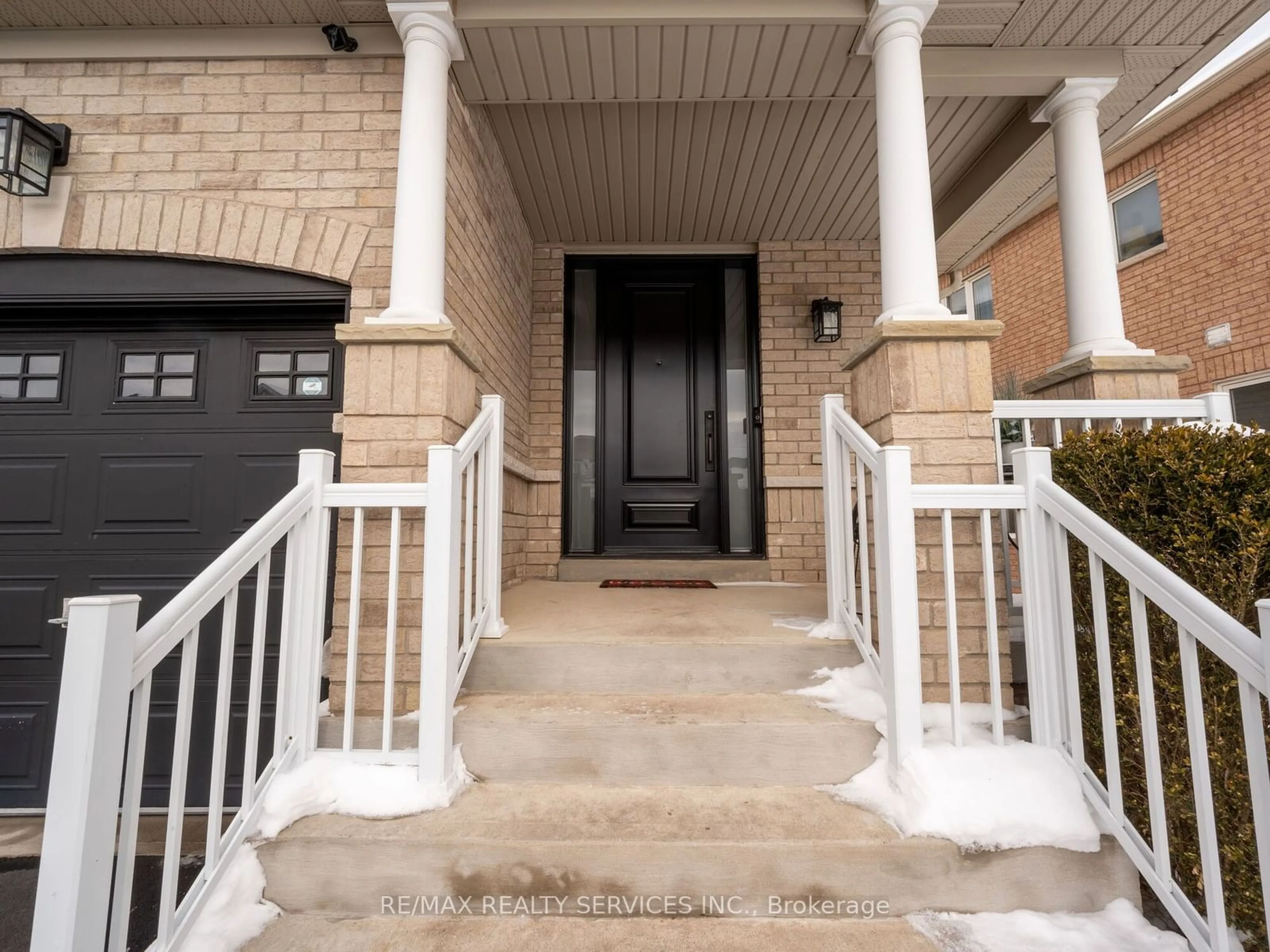 Indoor entryway for 11 Ansbury Dr, Brampton Ontario L7A 3S8