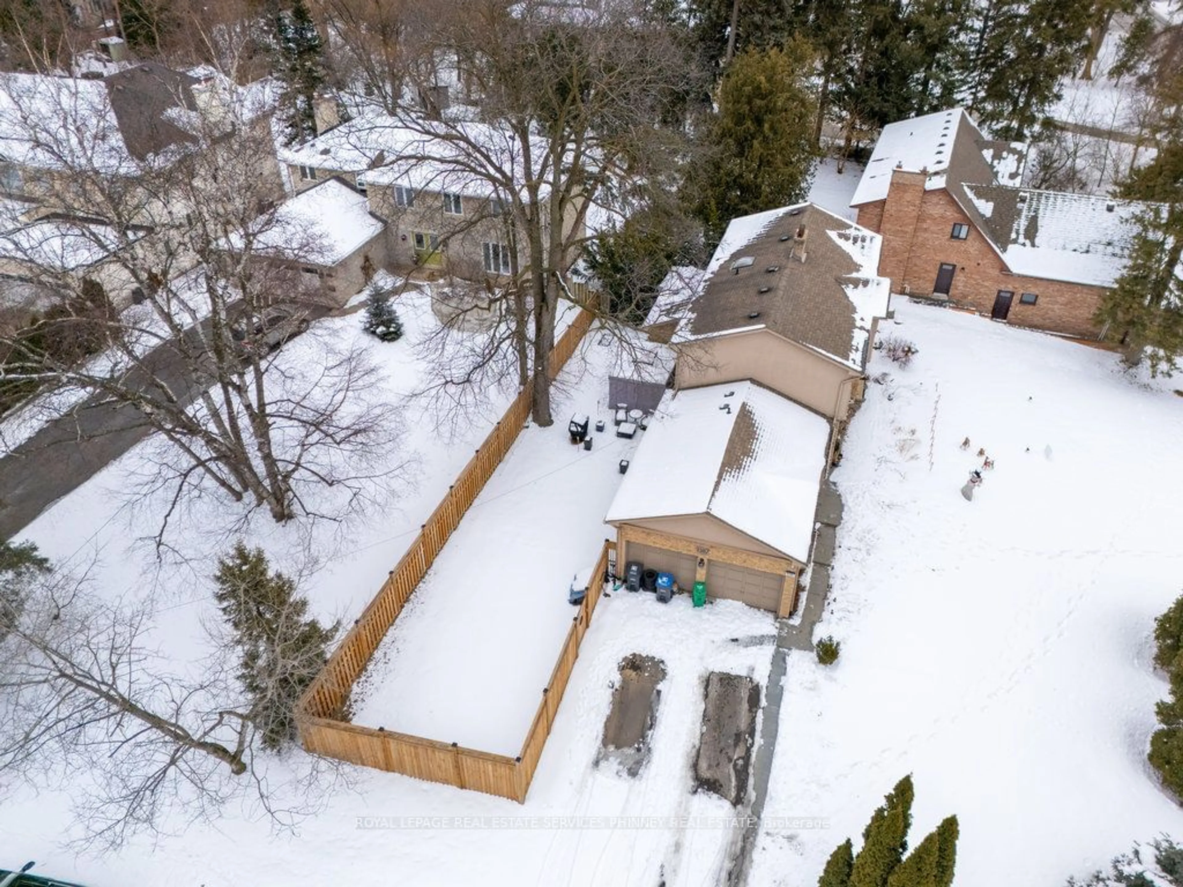 A pic from outside/outdoor area/front of a property/back of a property/a pic from drone, street for 1587 Stavebank Rd, Mississauga Ontario L5G 2V6