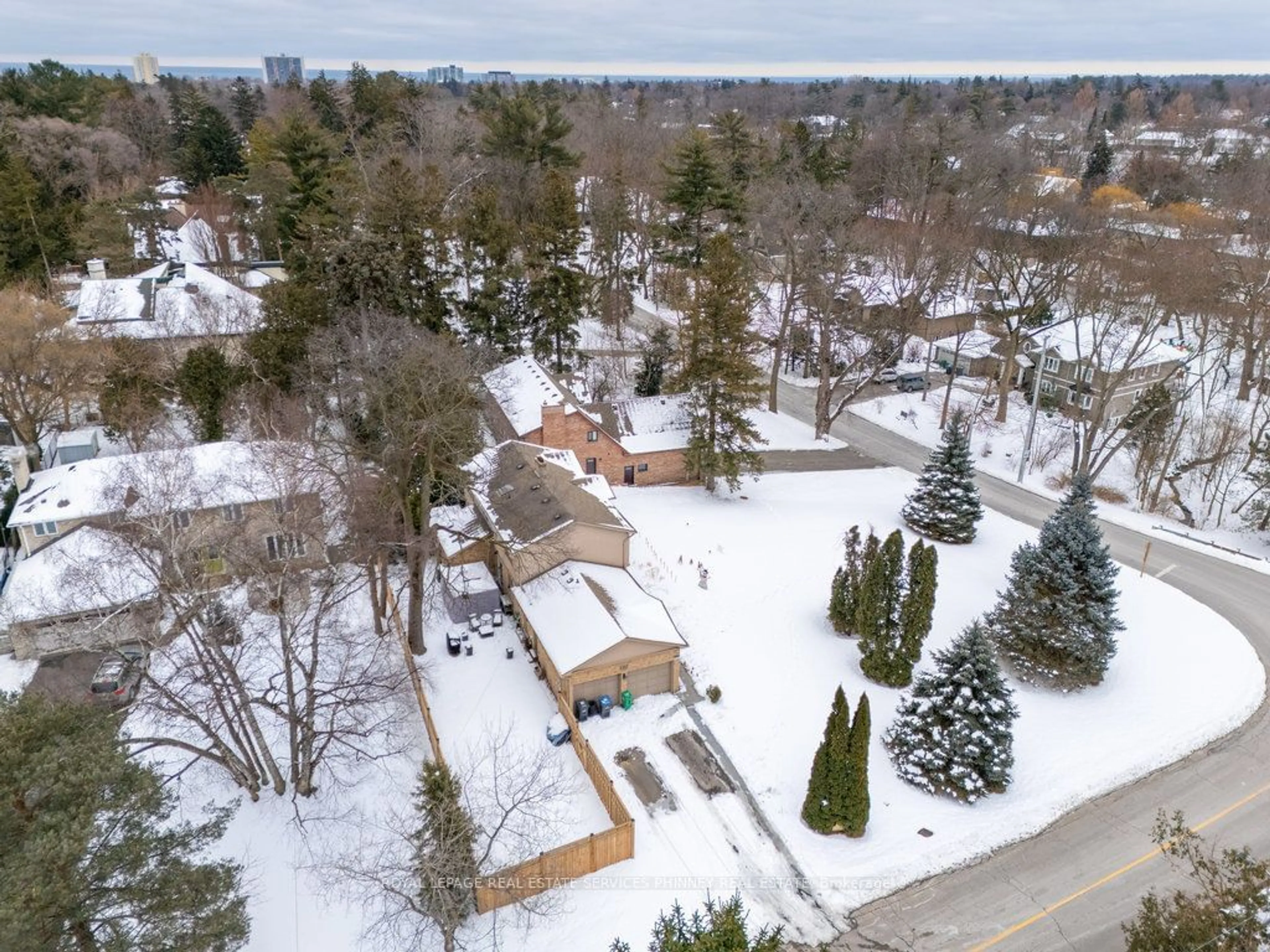 A pic from outside/outdoor area/front of a property/back of a property/a pic from drone, street for 1587 Stavebank Rd, Mississauga Ontario L5G 2V6