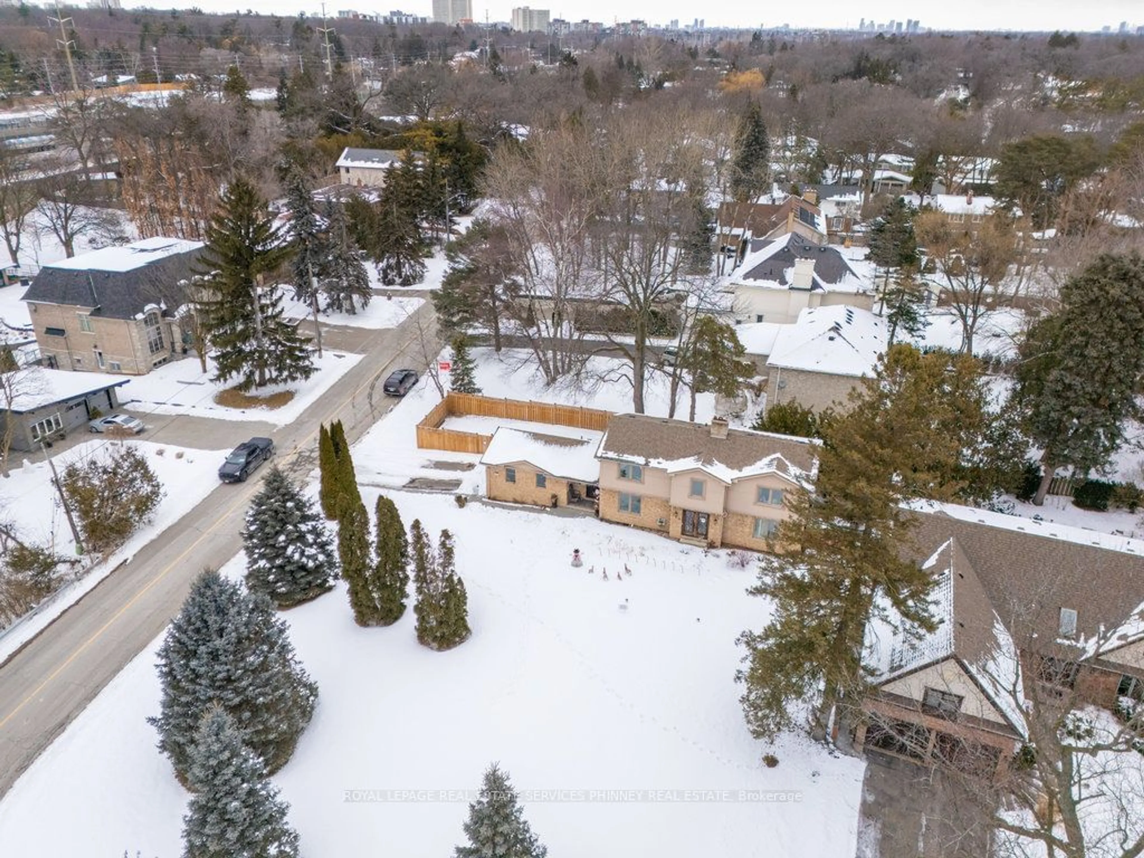 A pic from outside/outdoor area/front of a property/back of a property/a pic from drone, street for 1587 Stavebank Rd, Mississauga Ontario L5G 2V6