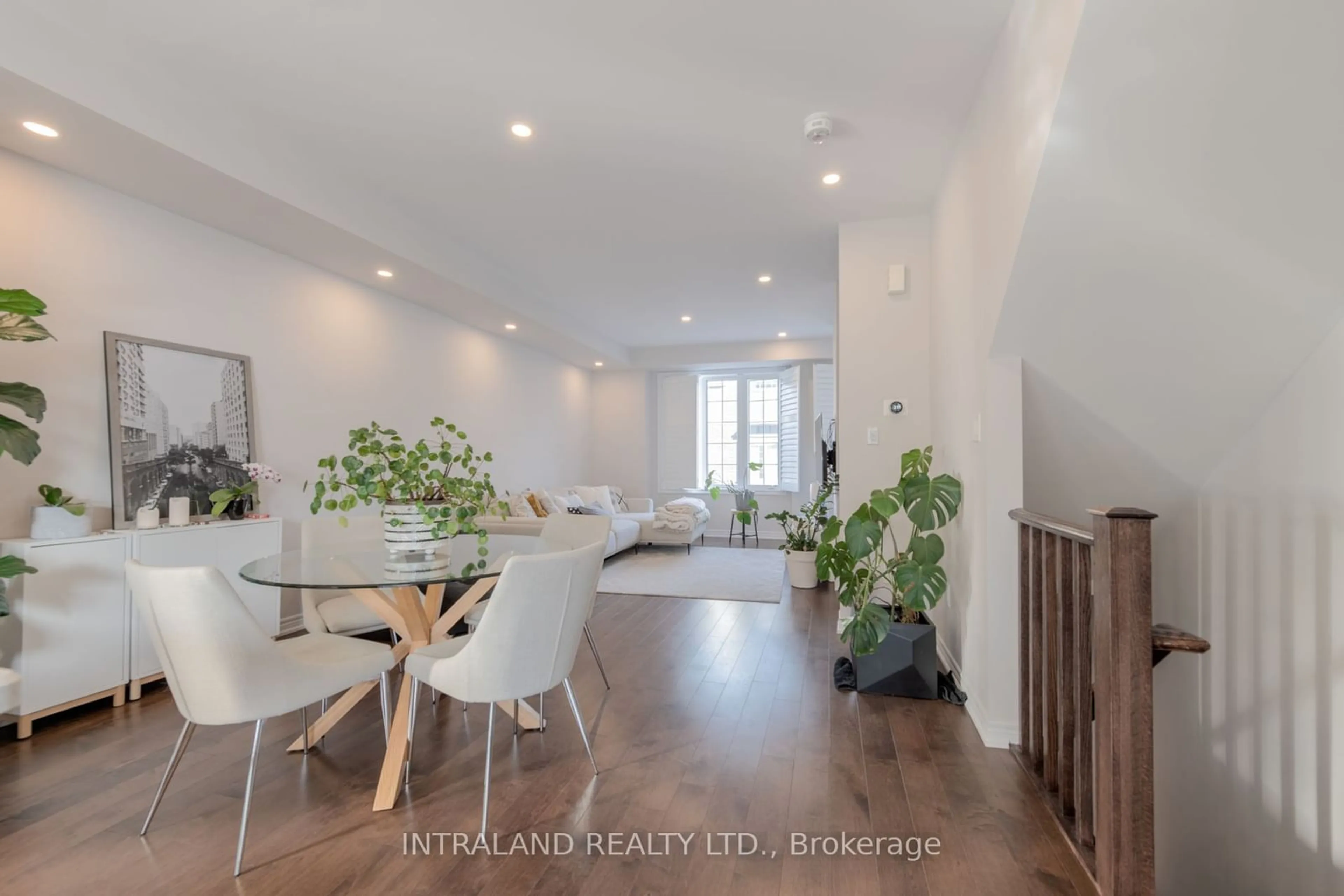 Dining room, wood/laminate floor for 389 Hardwick Common Dr, Oakville Ontario L6H 0P7