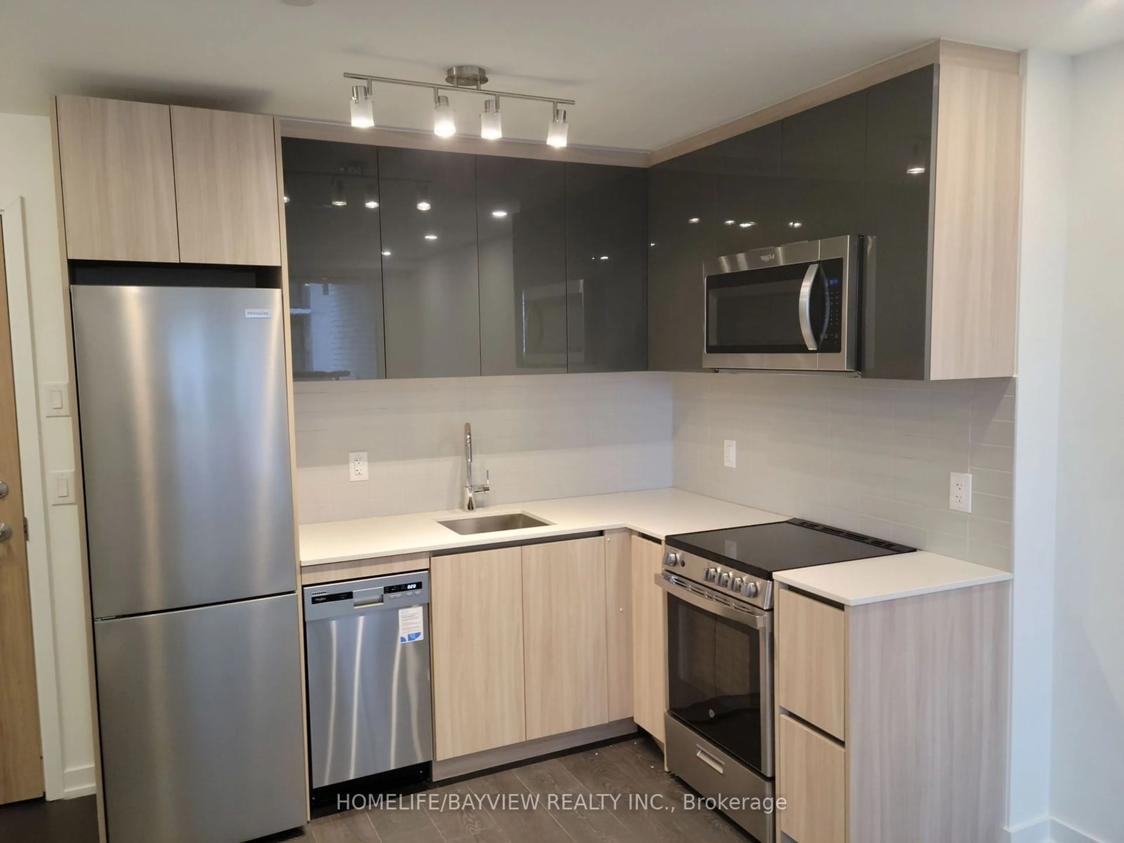 Standard kitchen, wood/laminate floor for 3100 Keele St #307, Toronto Ontario M3M 0E1