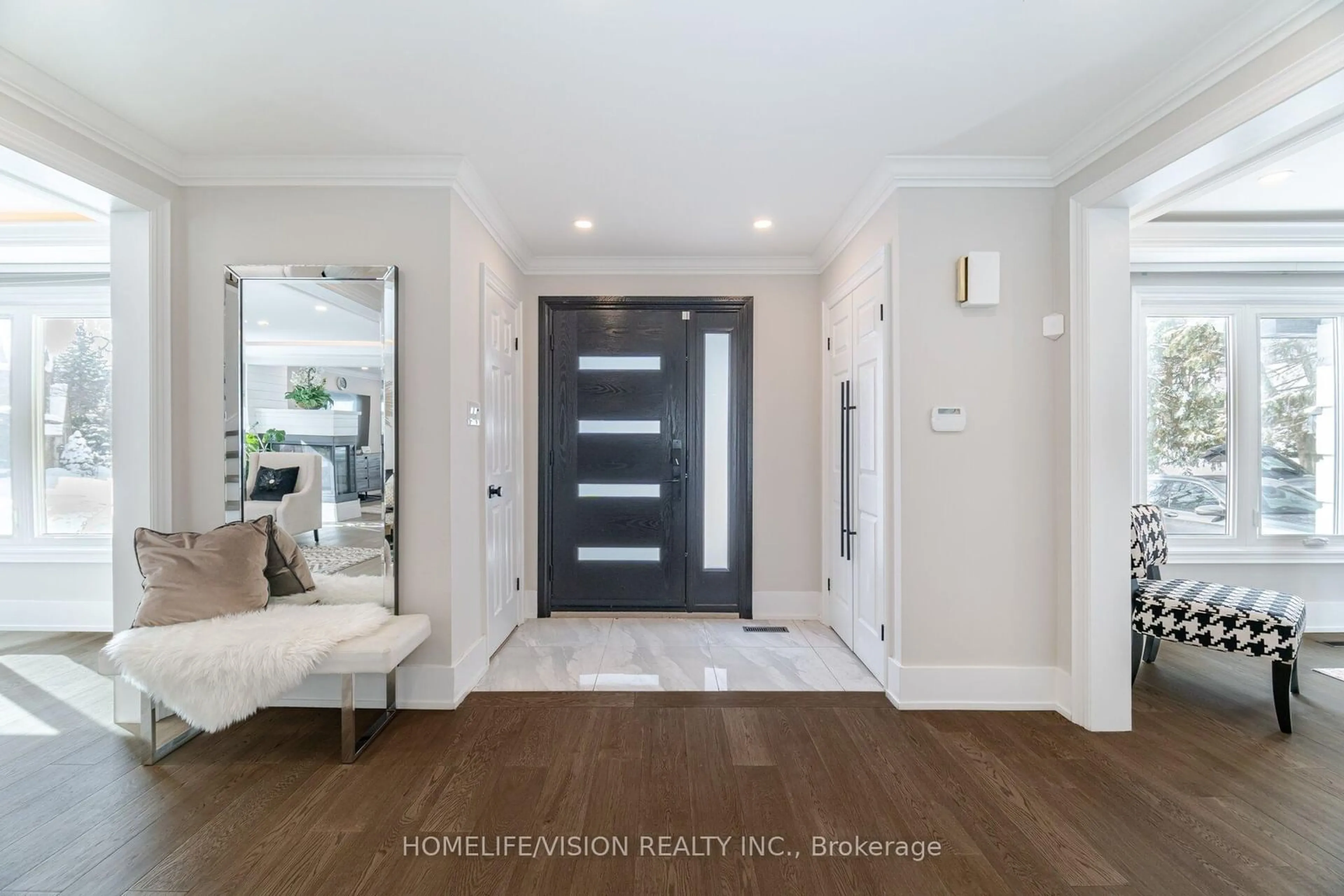 Indoor entryway for 1298 Bunsden Ave, Mississauga Ontario L5H 3T9