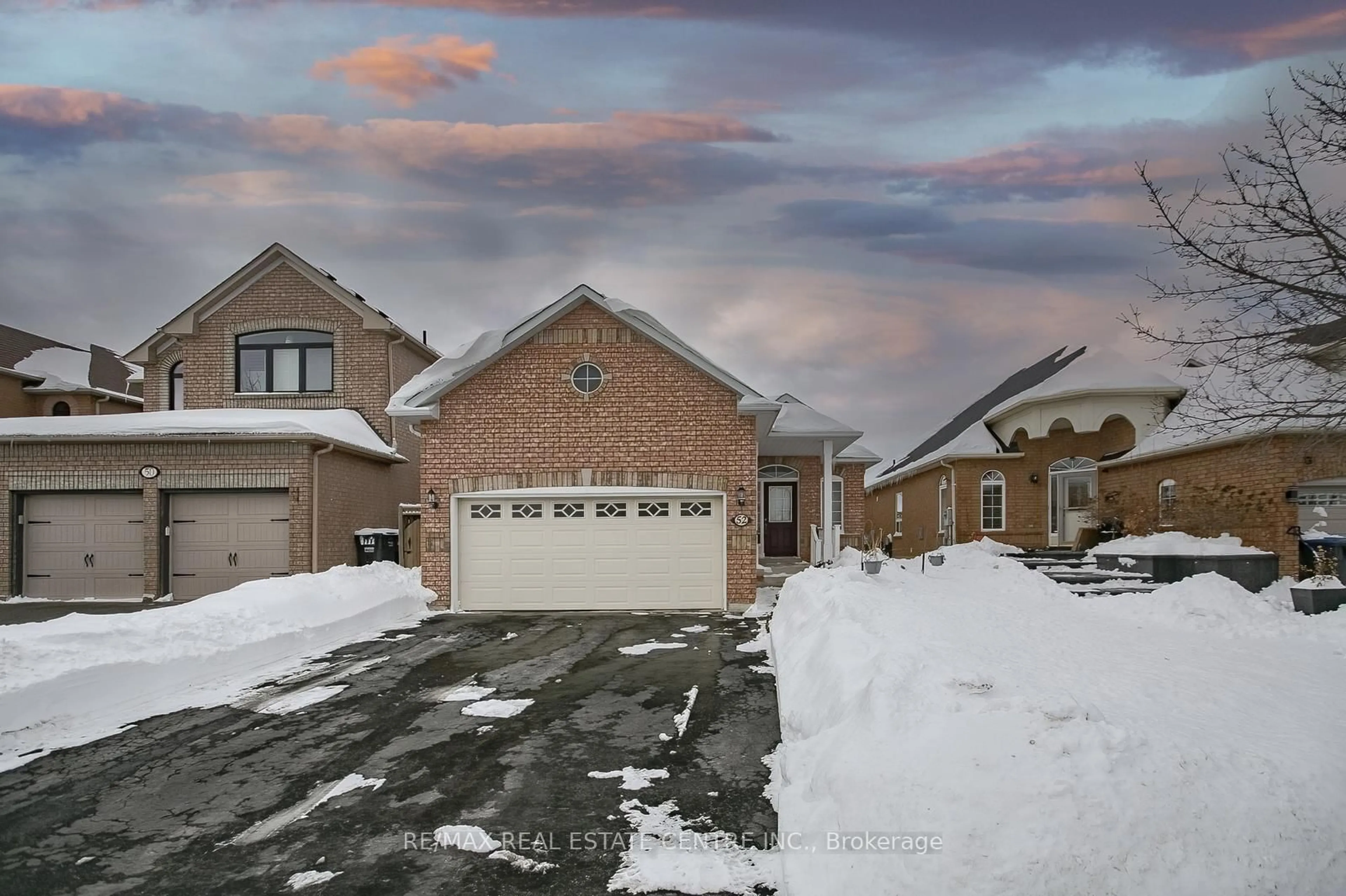 A pic from outside/outdoor area/front of a property/back of a property/a pic from drone, street for 52 Collingwood Ave, Brampton Ontario L7A 1L6