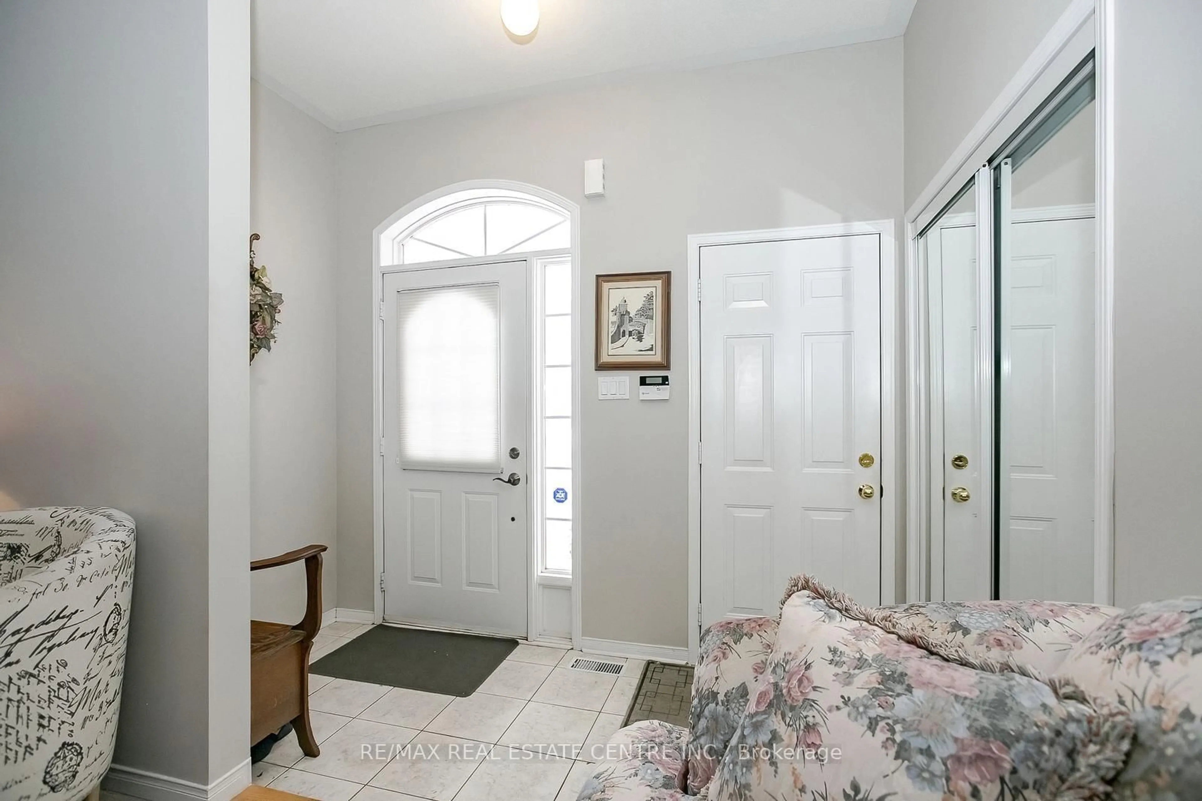 Indoor entryway for 52 Collingwood Ave, Brampton Ontario L7A 1L6