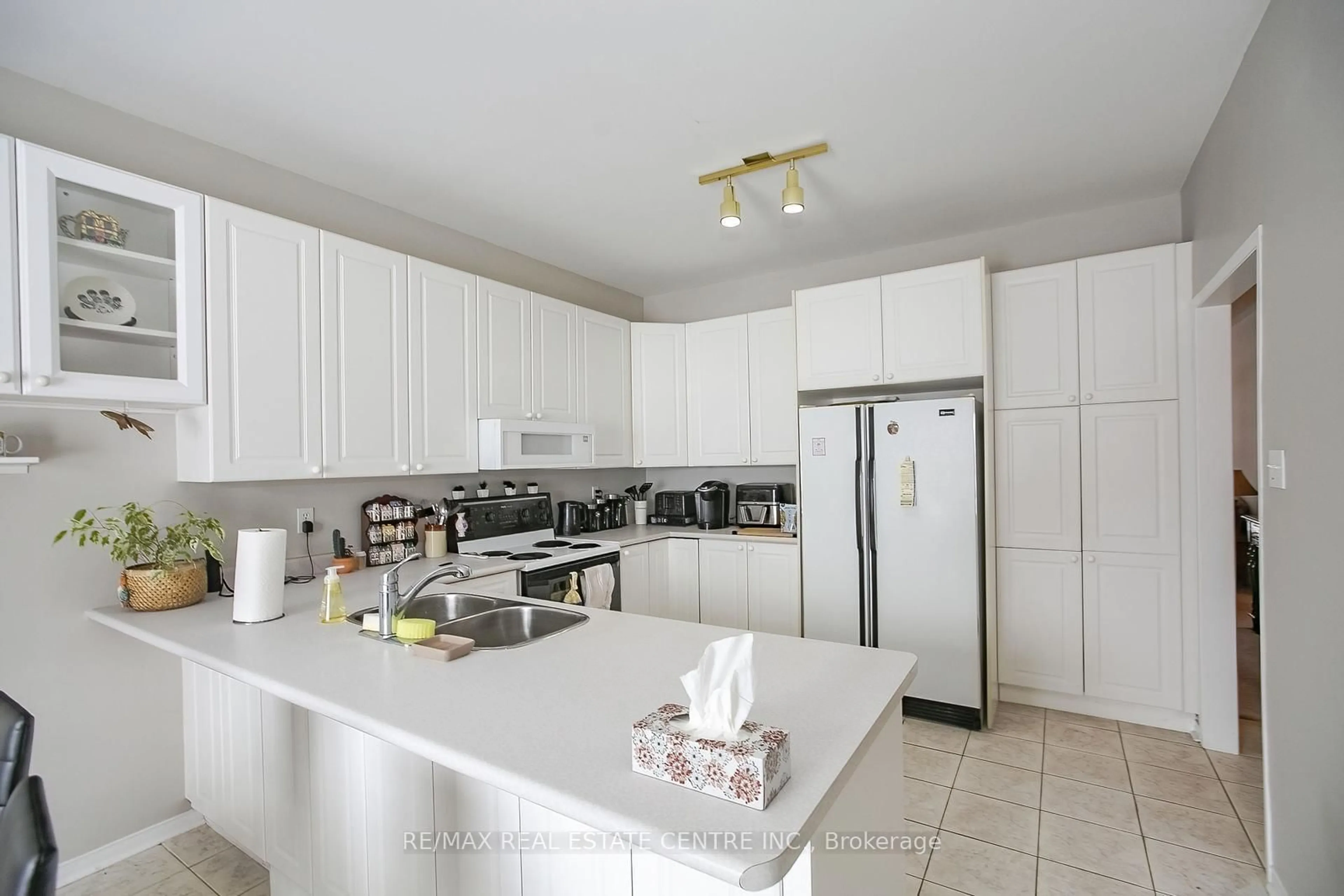 Standard kitchen, ceramic/tile floor for 52 Collingwood Ave, Brampton Ontario L7A 1L6