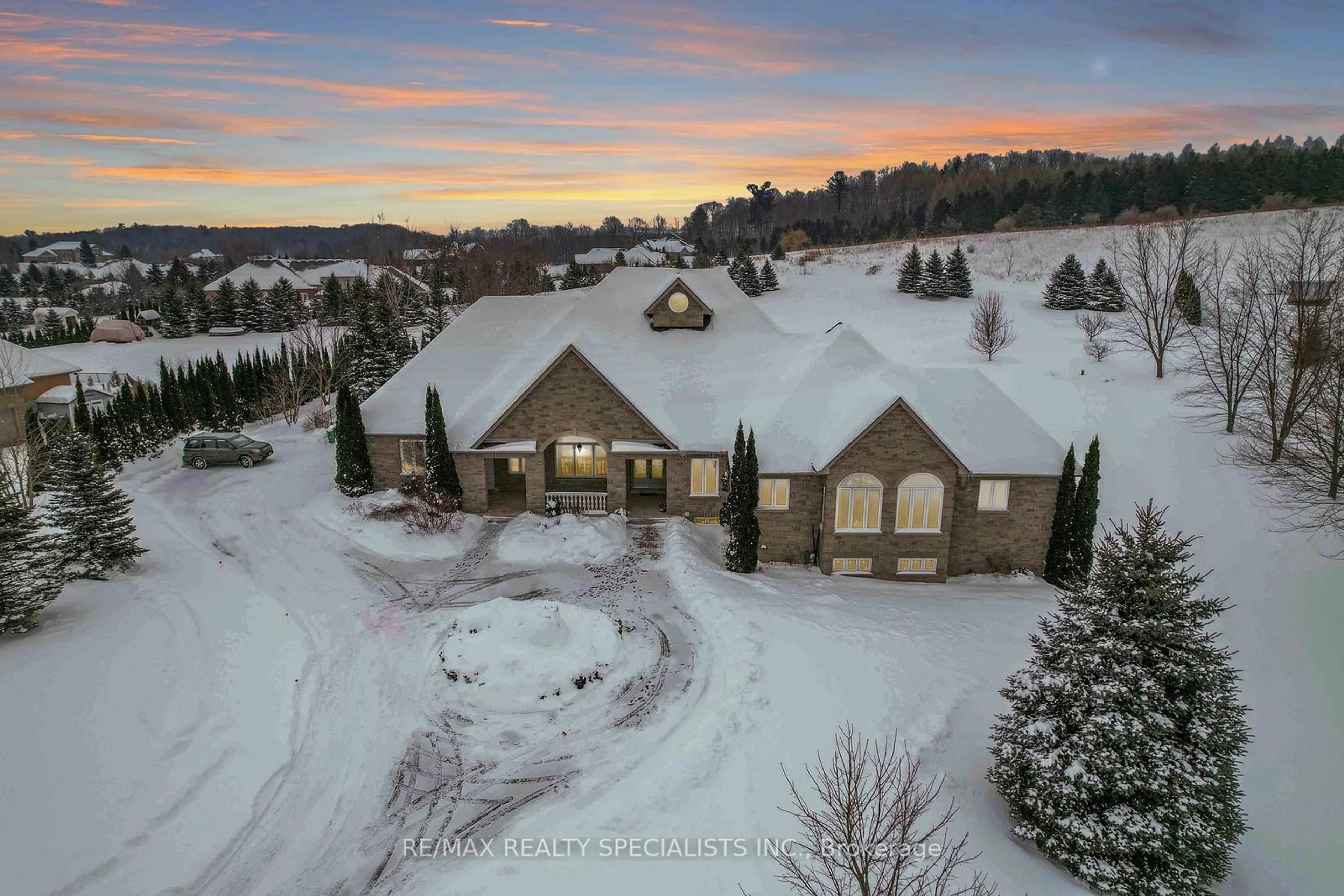 A pic from outside/outdoor area/front of a property/back of a property/a pic from drone, mountain view for 17 Highcrest Rd, Caledon Ontario L7E 0C2