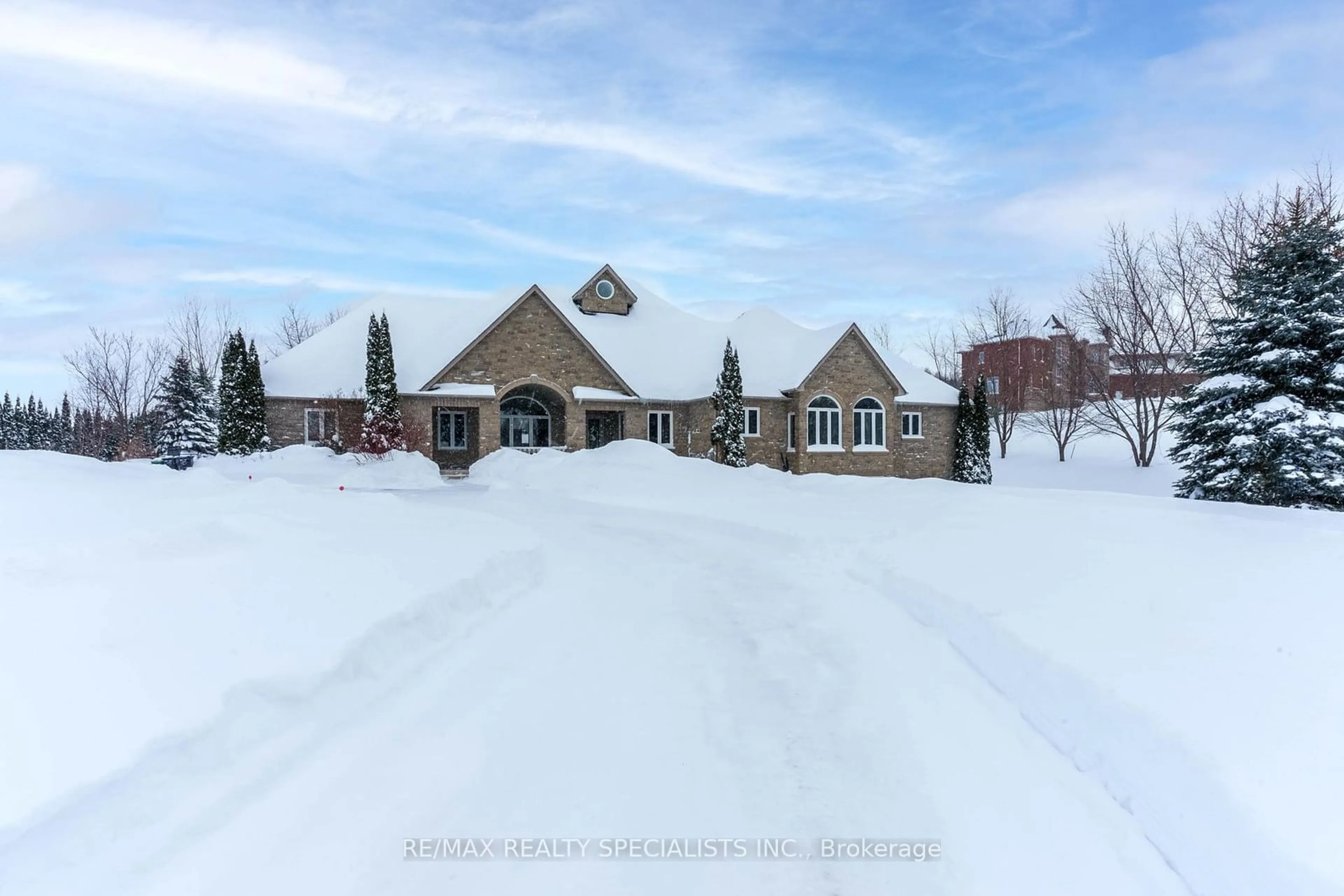 A pic from outside/outdoor area/front of a property/back of a property/a pic from drone, street for 17 Highcrest Rd, Caledon Ontario L7E 0C2