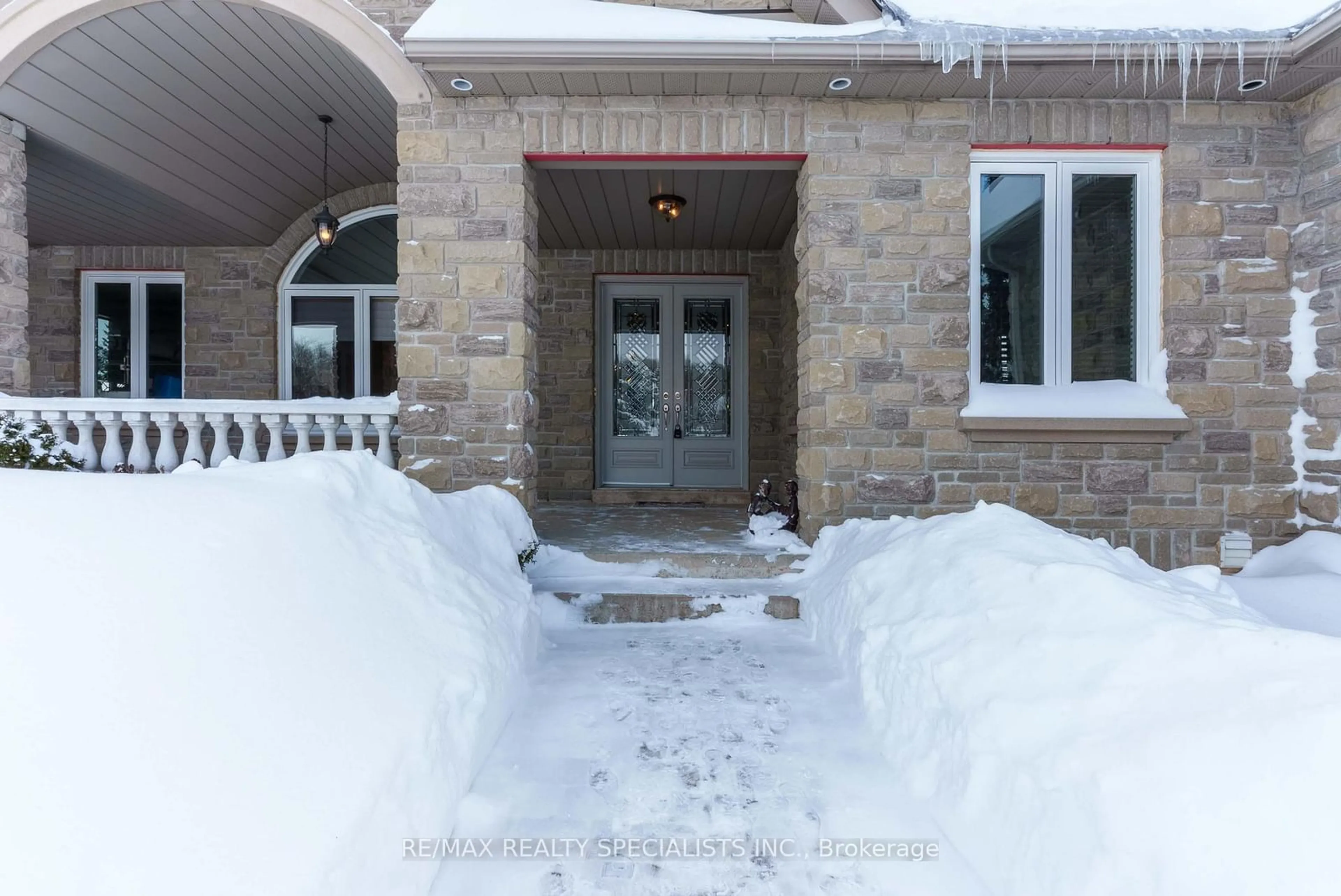 Indoor entryway for 17 Highcrest Rd, Caledon Ontario L7E 0C2