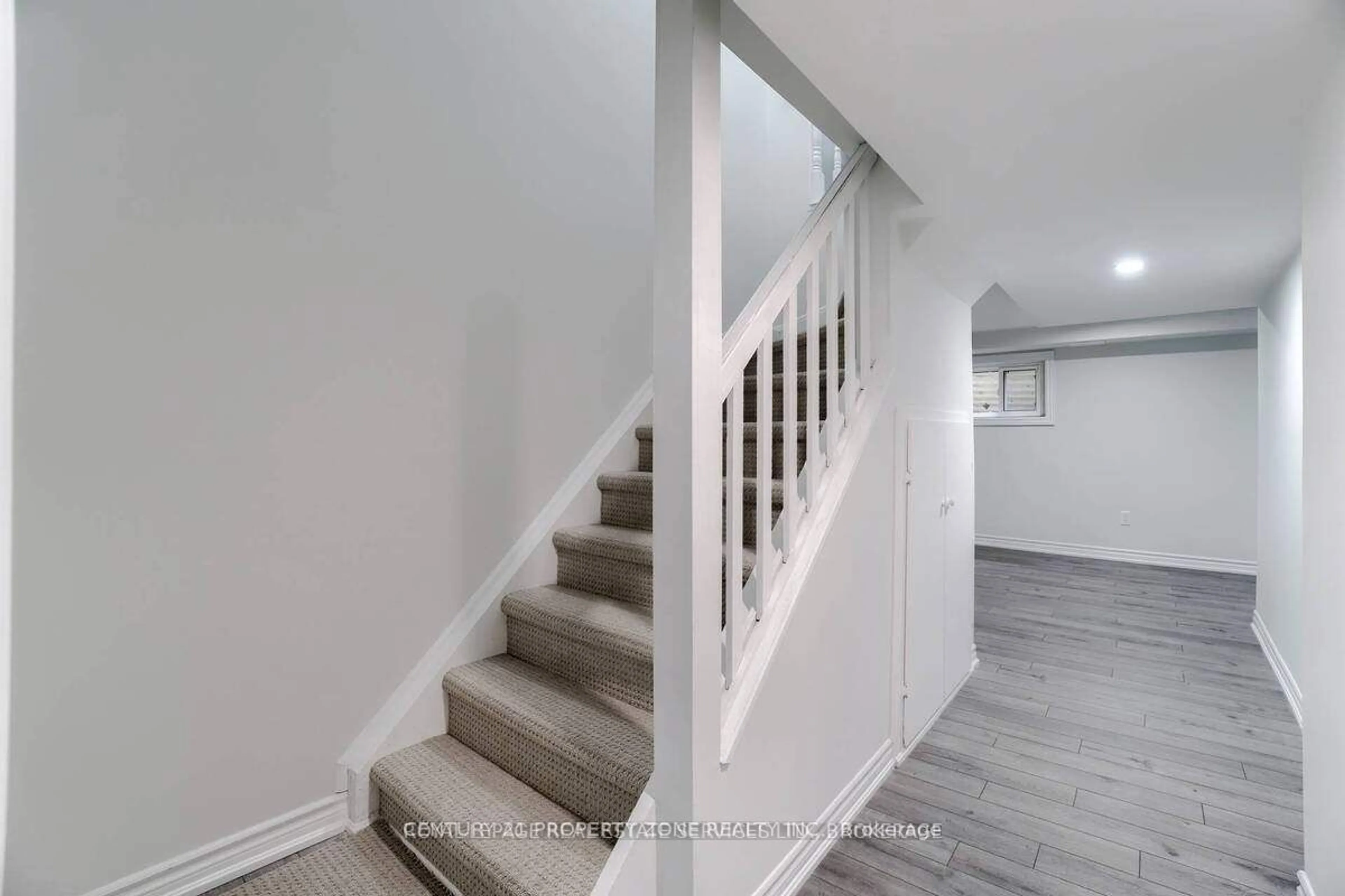 Stairs for 3175 Kirwin Ave #39, Mississauga Ontario L5A 3M4