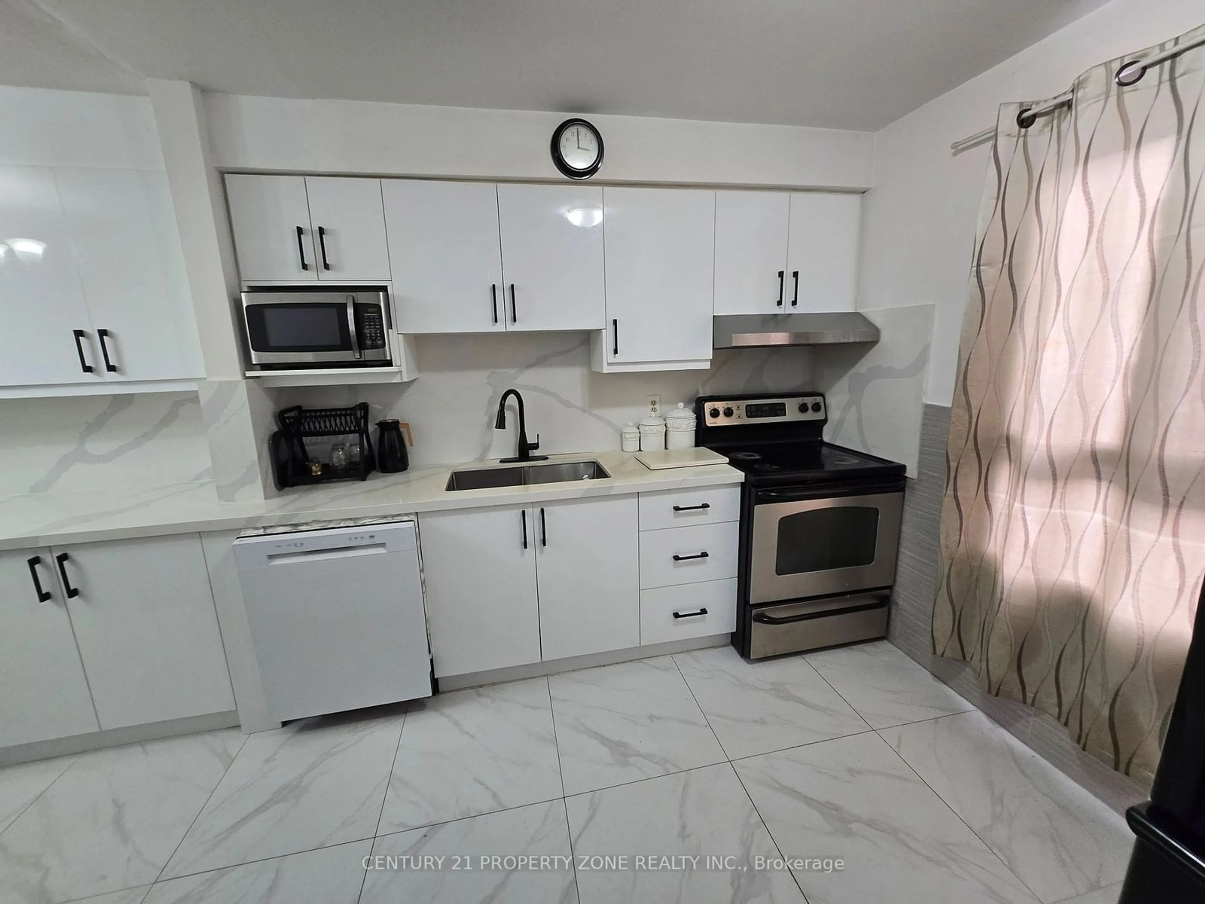 Standard kitchen, ceramic/tile floor for 3175 Kirwin Ave #39, Mississauga Ontario L5A 3M4