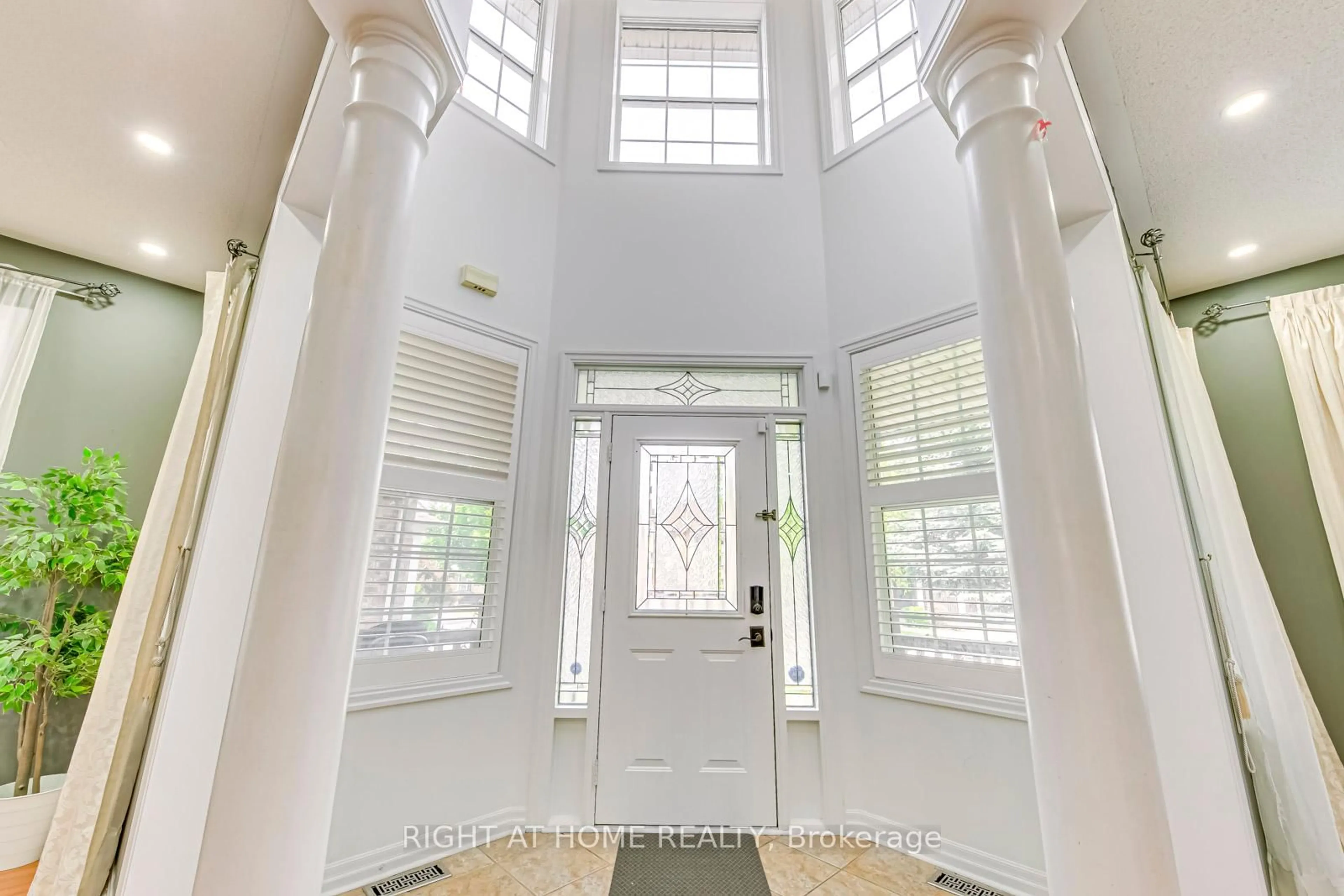 Indoor foyer for 2081 Ashmore Dr, Oakville Ontario L6M 4T2