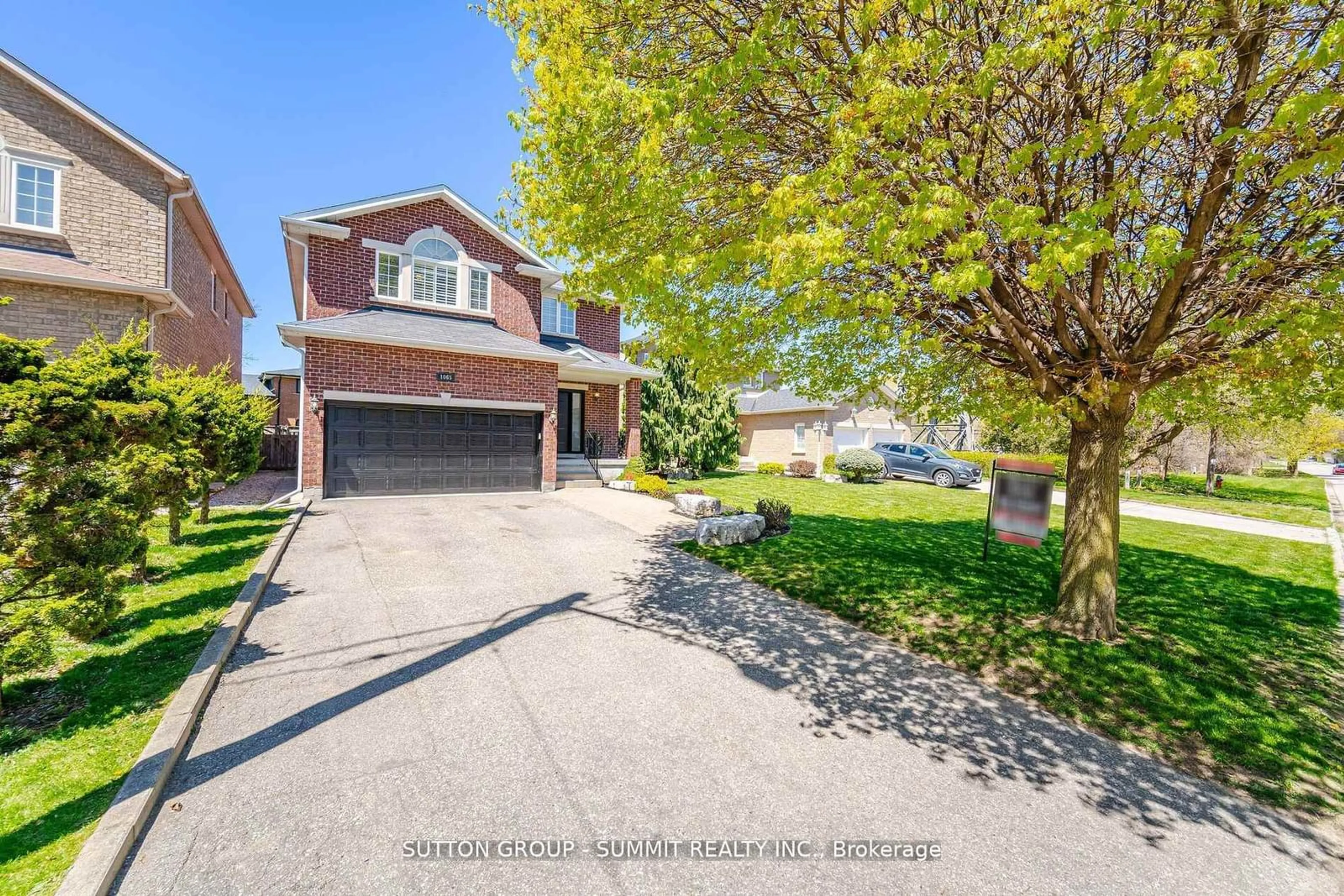 A pic from outside/outdoor area/front of a property/back of a property/a pic from drone, street for 1065 Halliday Ave, Mississauga Ontario L5E 1P8