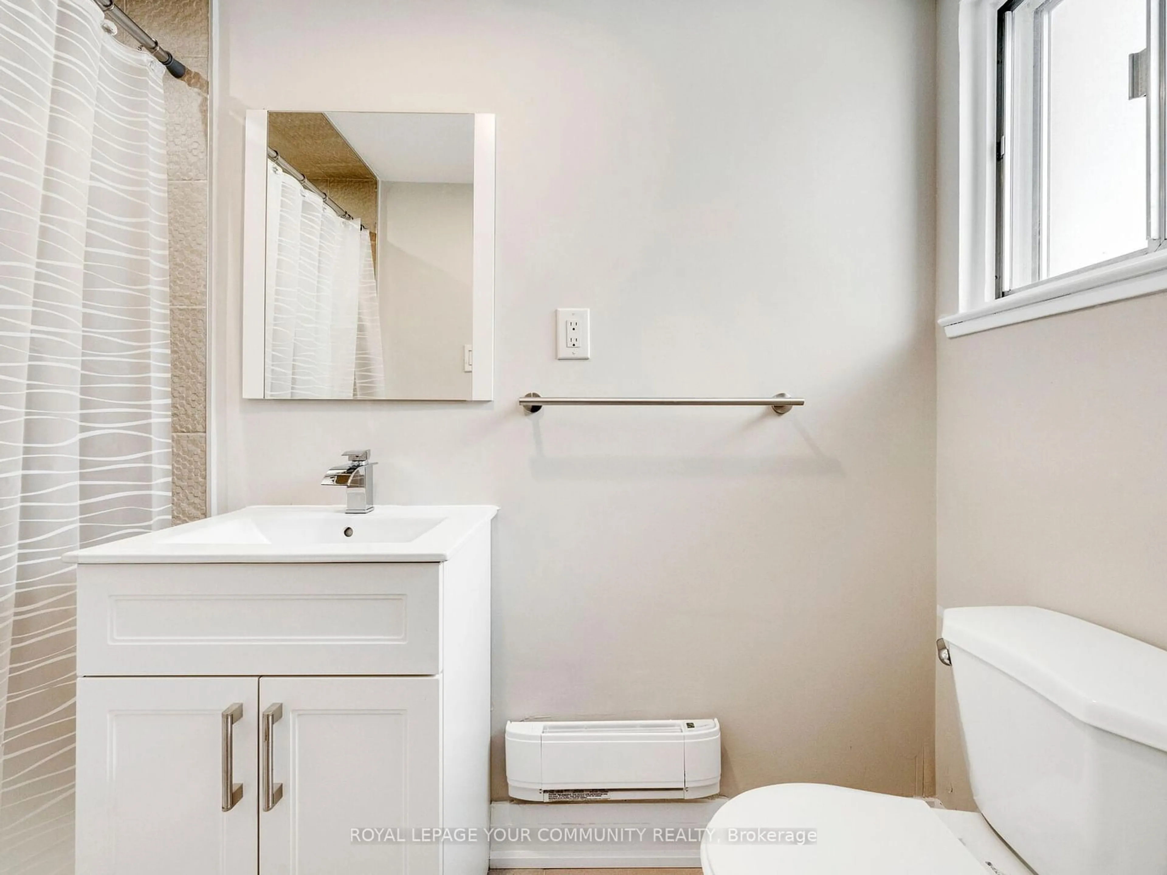 Standard bathroom, ceramic/tile floor for 180 Mississauga Valley Blvd #11, Mississauga Ontario L5A 3M2