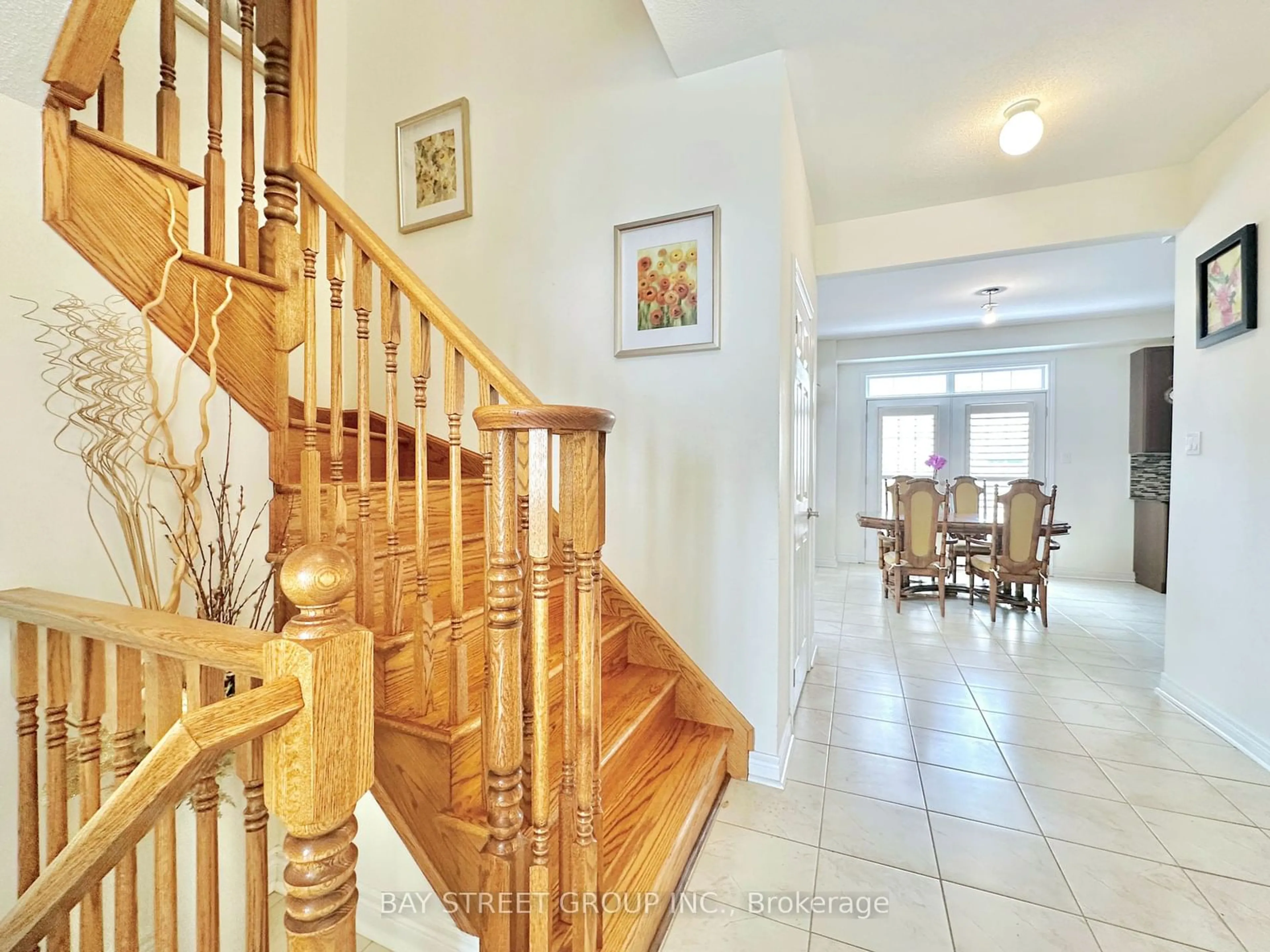 Indoor foyer for 1429 Laurier Ave, Milton Ontario L9T 6J4