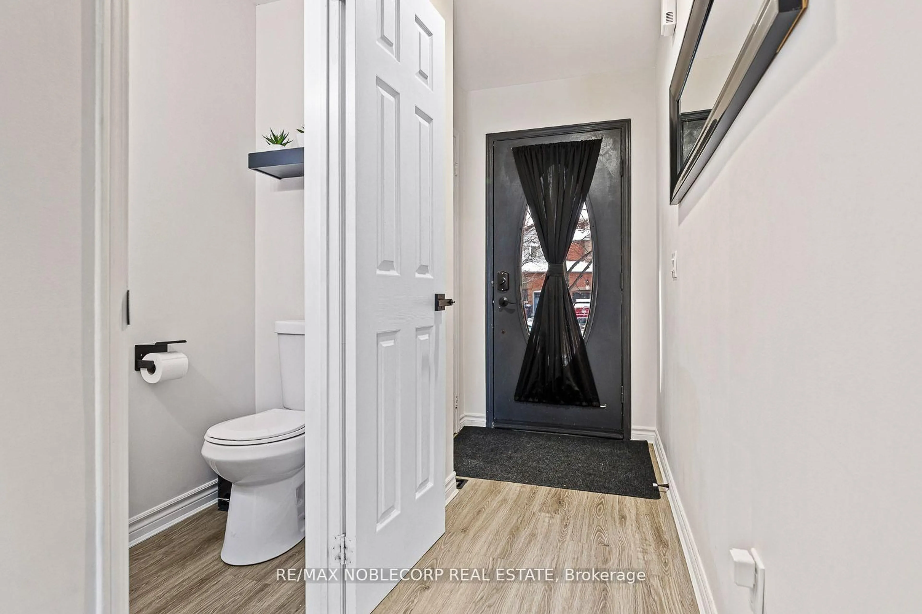 Indoor entryway for 108 Senator Way, Caledon Ontario L7E 2S6